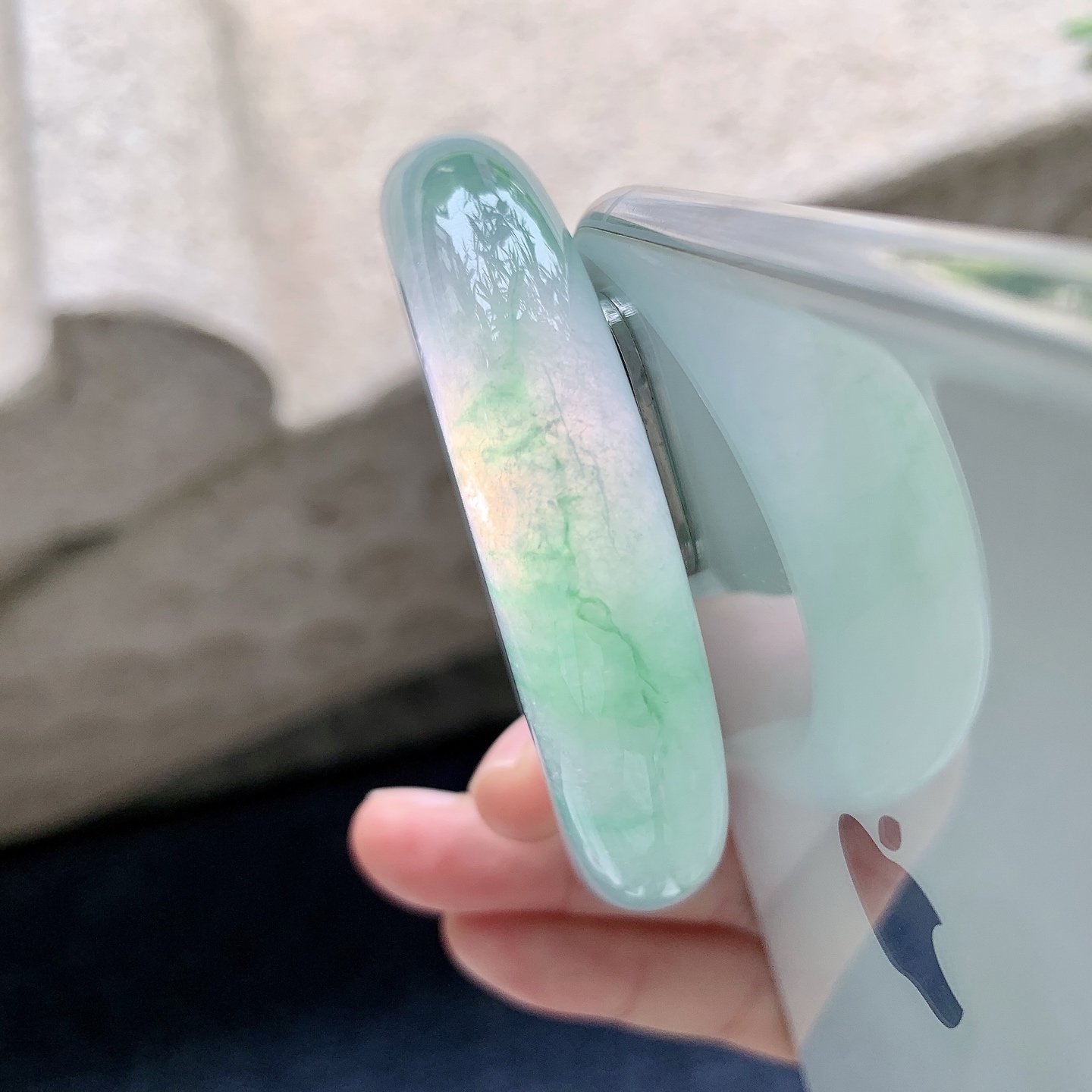 正圈53 54，圈口53.6/13.4/8.7，编码XY081833，糯冰飘绿，水润，种老，细腻，打灯有絮线