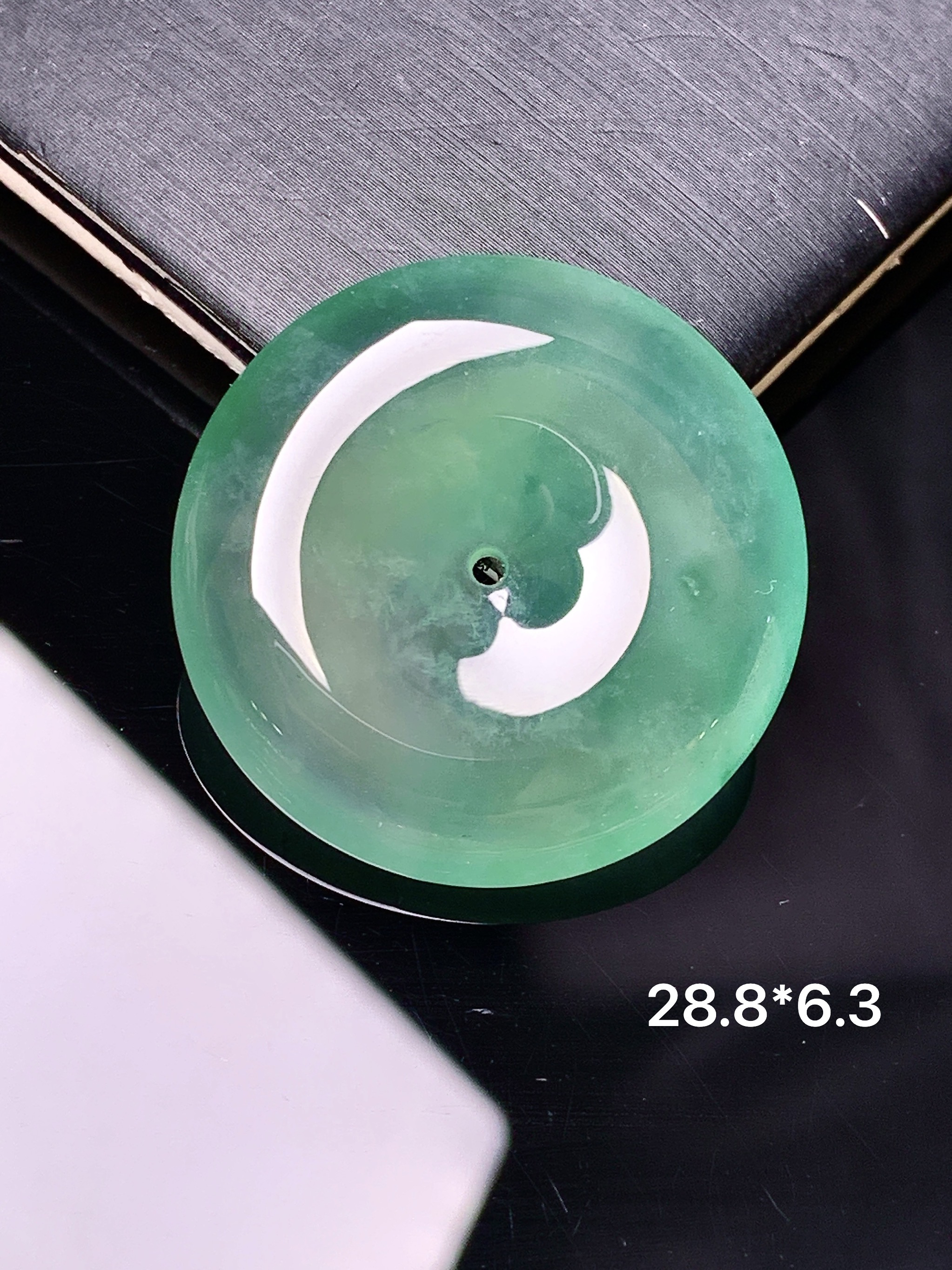 冰飘绿平安扣吊坠 玉质细腻 色泽艳丽清新 水润亮眼 整体尺寸28.8*6.3 y2