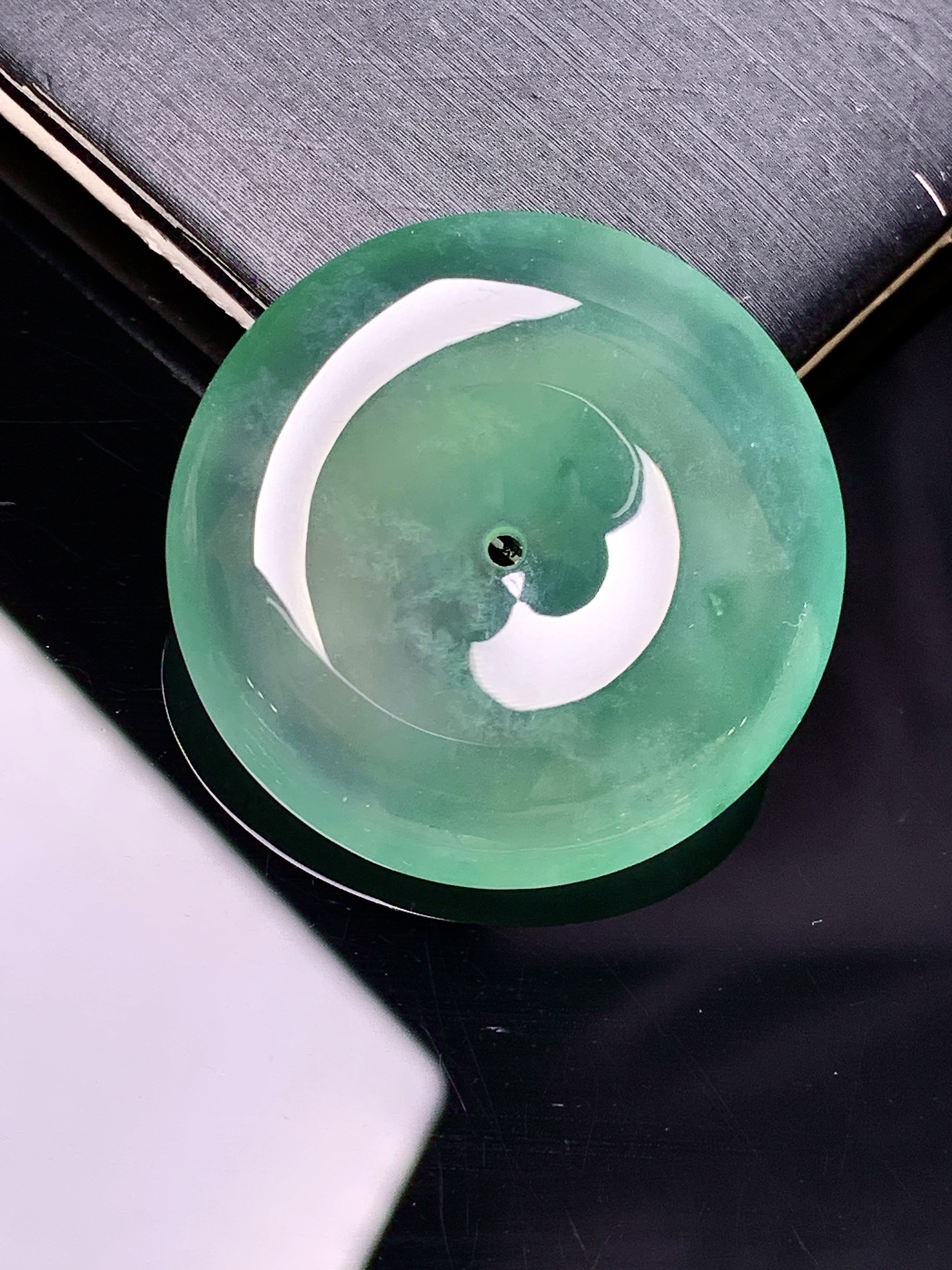 冰飘绿平安扣吊坠 玉质细腻 色泽艳丽清新 水润亮眼 整体尺寸28.8*6.3 y2