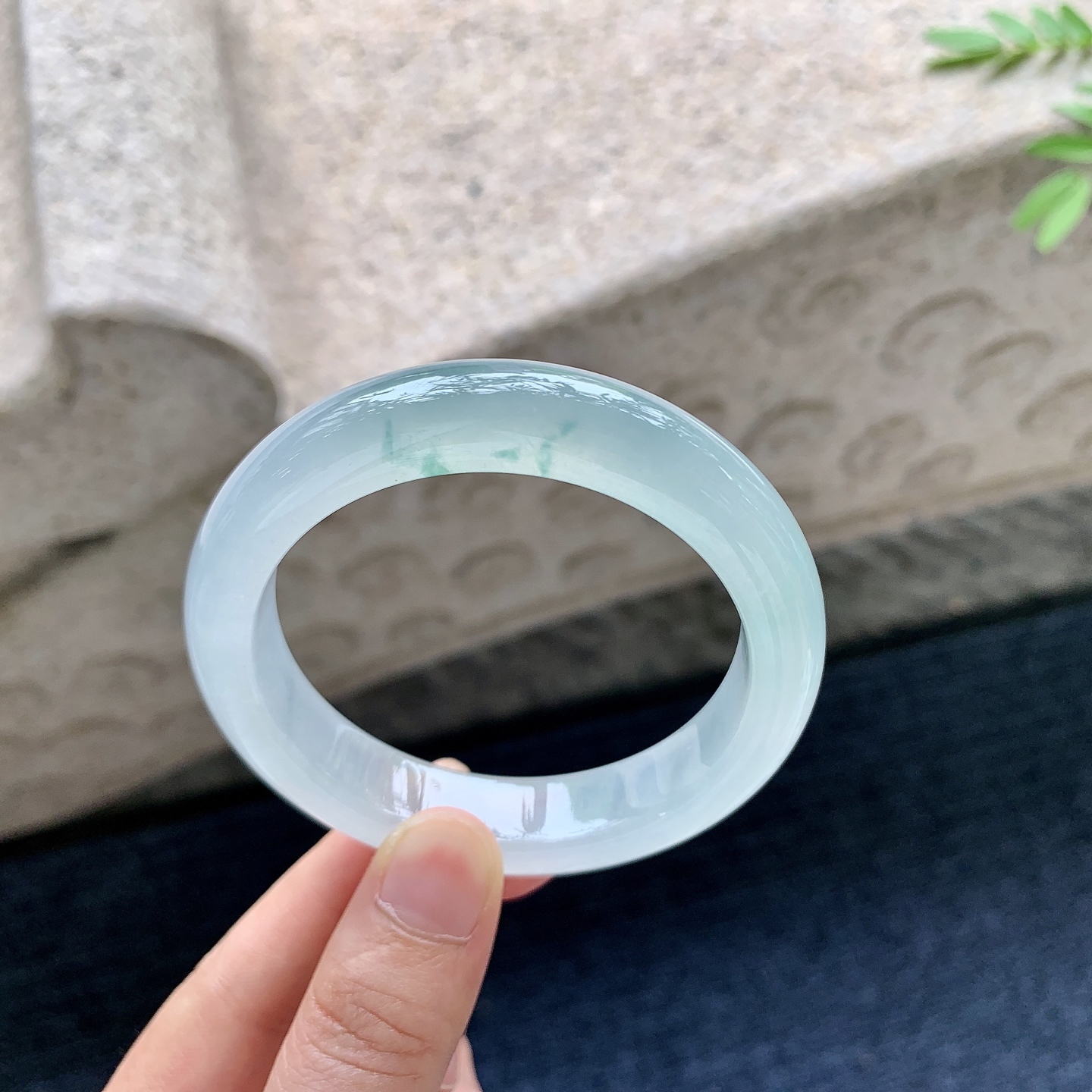 正圈54 55，圈口54.6/12.5/8.6，编码G9081838，糯冰飘花，水润，种老，细腻，无裂。