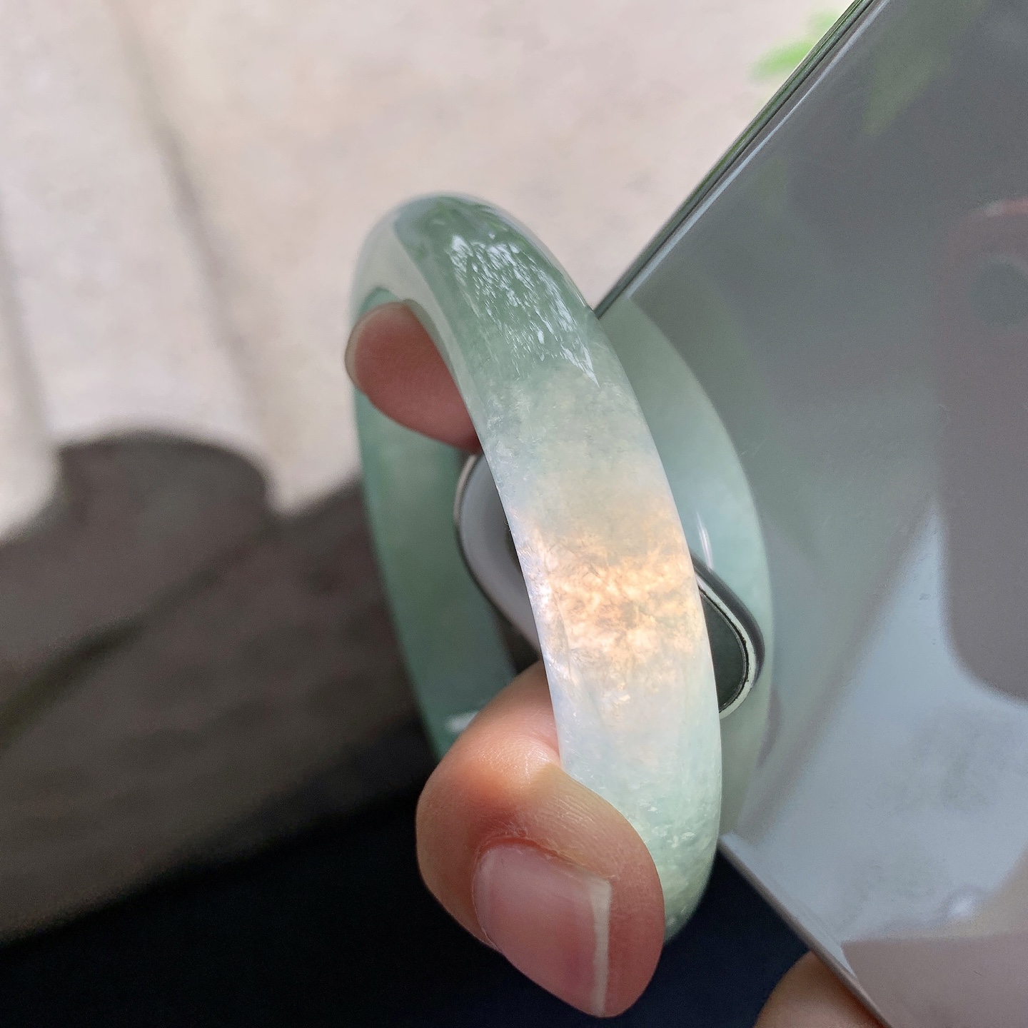 正圈56 57，圈口57.7/11.7/8.1，编码FL050689，糯冰绿底，水润，种老，细腻，打灯有絮线