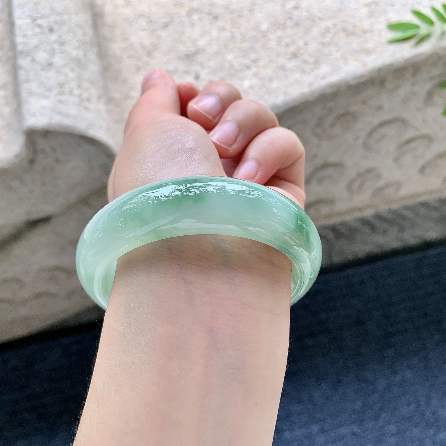 正圈55 56，圈口56.5/16.6/8.6，编码WW081823，糯冰飘绿，宽版，水润，种老，细腻，无裂。