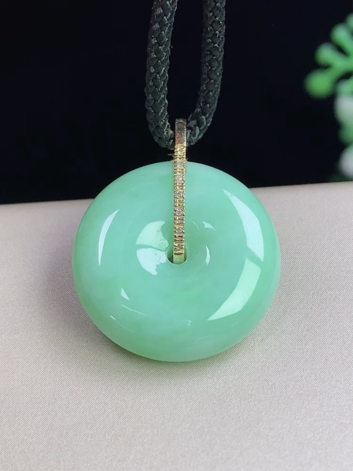 18k金镶绿底平安扣，无裂，尺寸18.6-5.6mm，D17xto