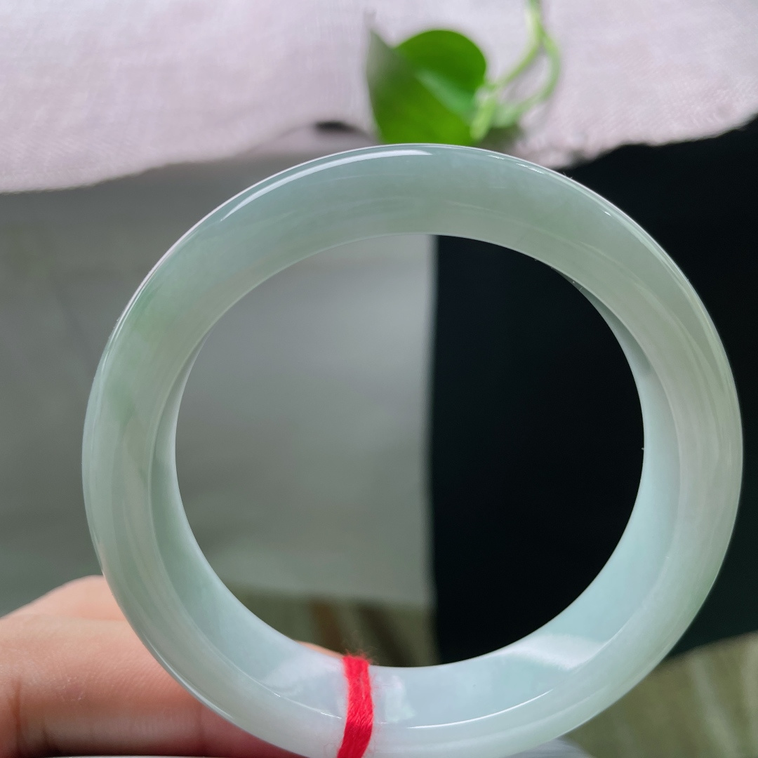 56.7/12.2/8.2，绿底正圈，无裂，玉质细腻通透，浅绿底色清新柔和。ss54961a。
