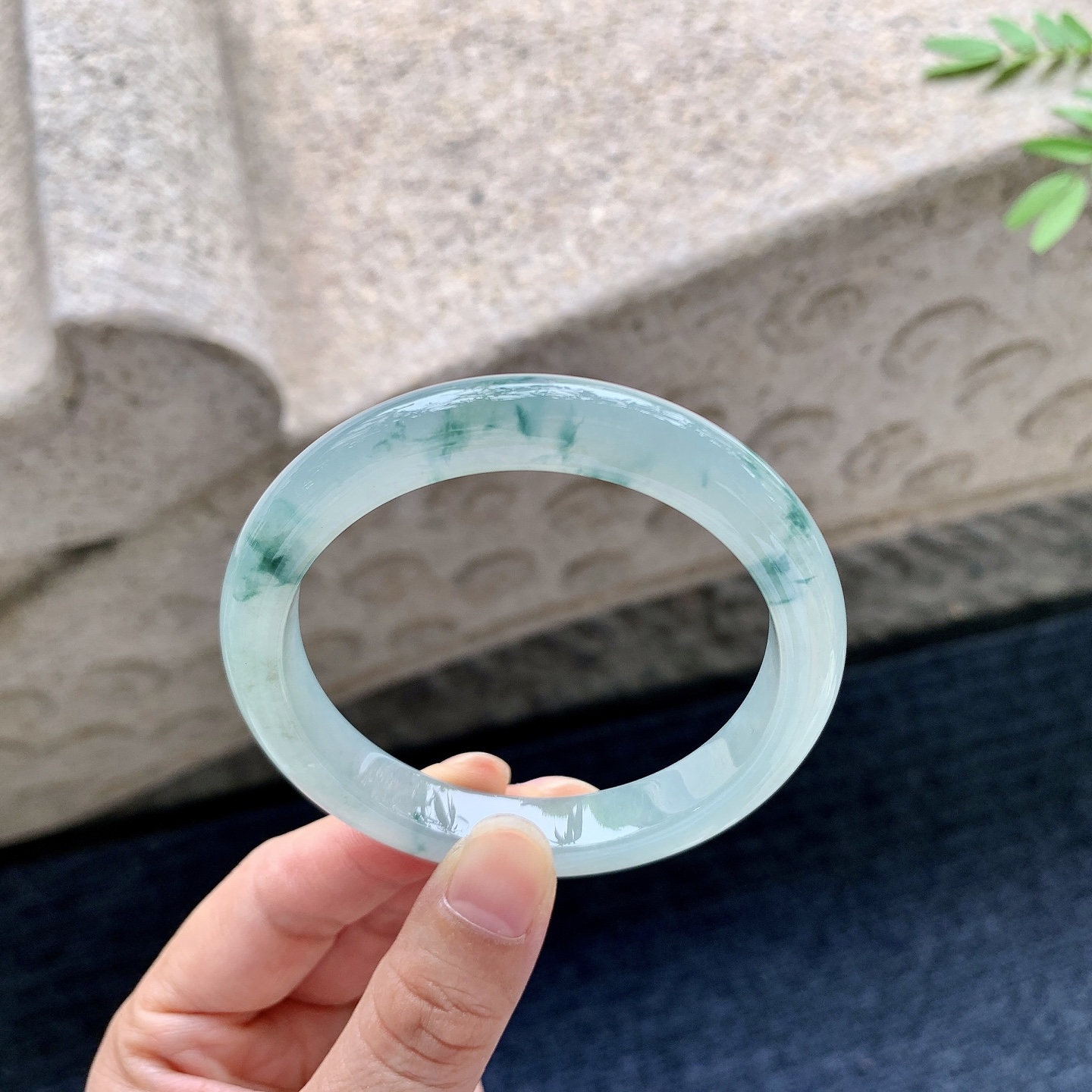 正圈55 56，圈口55.8/10.1/8，编码HJ081821，糯冰飘花，水润，种老，细腻，无裂。