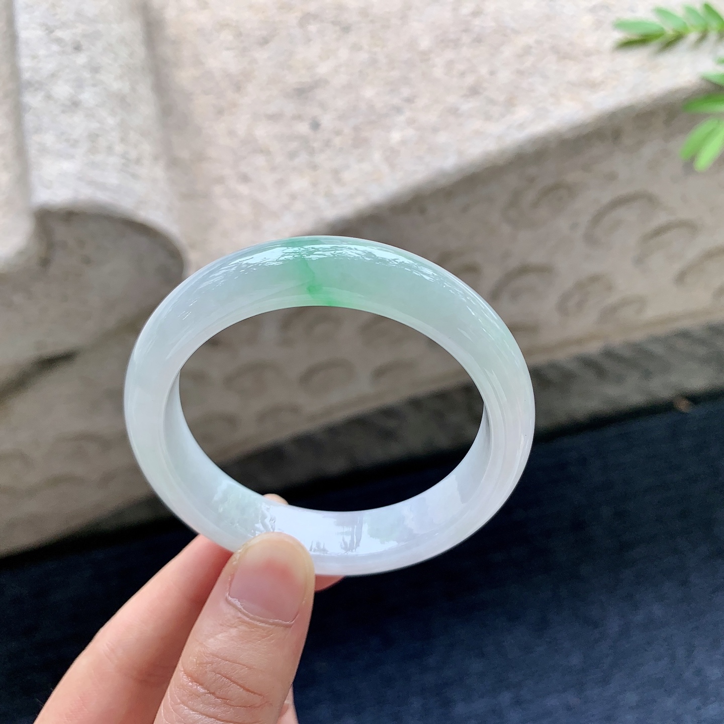 正圈50 51，圈口51.4/12.3/7.5，编码WW081837，糯冰飘绿，水润，种老，细腻，打灯有絮线