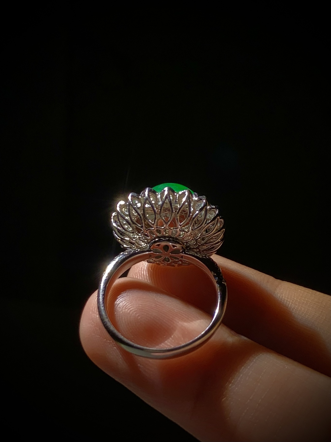 高质量阳绿翡翠绿蛋面戒指，裸石12-12-6mm，13.5#，6.78g，18K金，南非钻