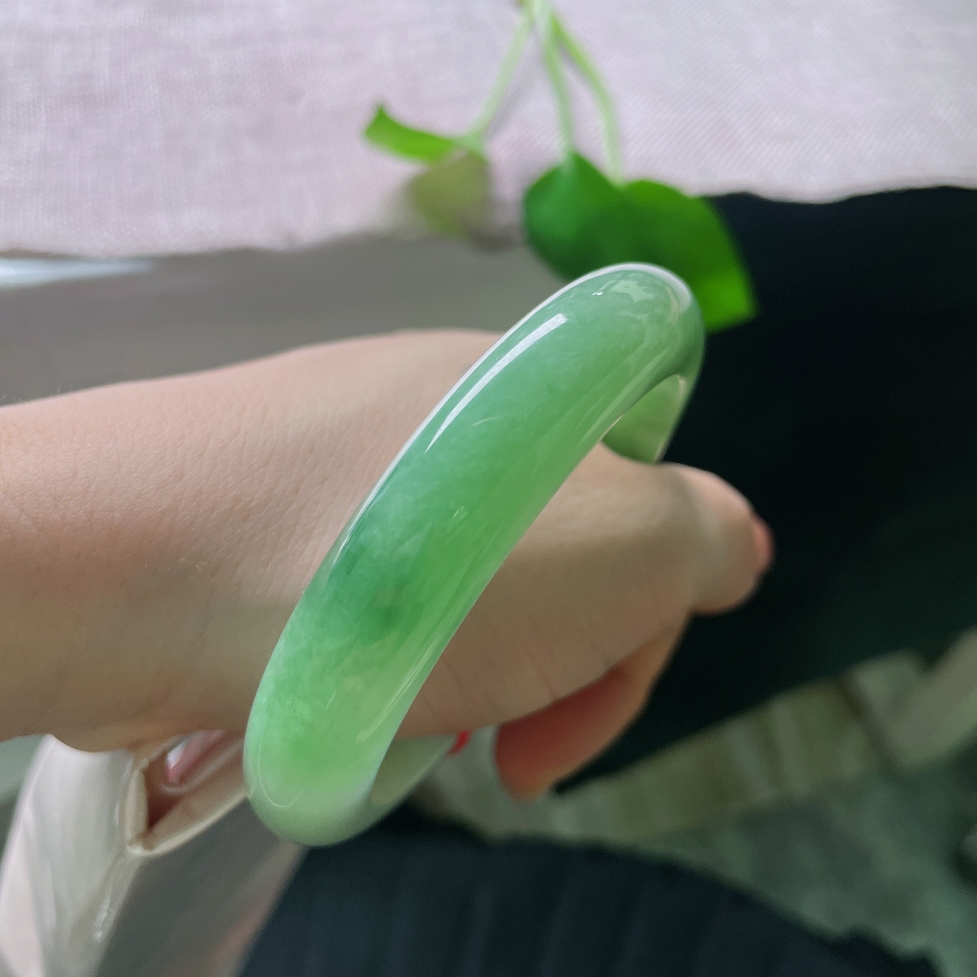 58.3/13.3/9.1，绿底正圈，一点晶体纹，一半清浅柔和，一半沉翠浓郁，色调缓缓交融，水光温润流转，自带沉静大气的东方意境。ss56762a