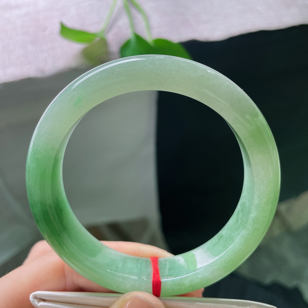 58.3/13.3/9.1，绿底正圈，一点晶体纹，一半清浅柔和，一半沉翠浓郁，色调缓缓交融，水光温润