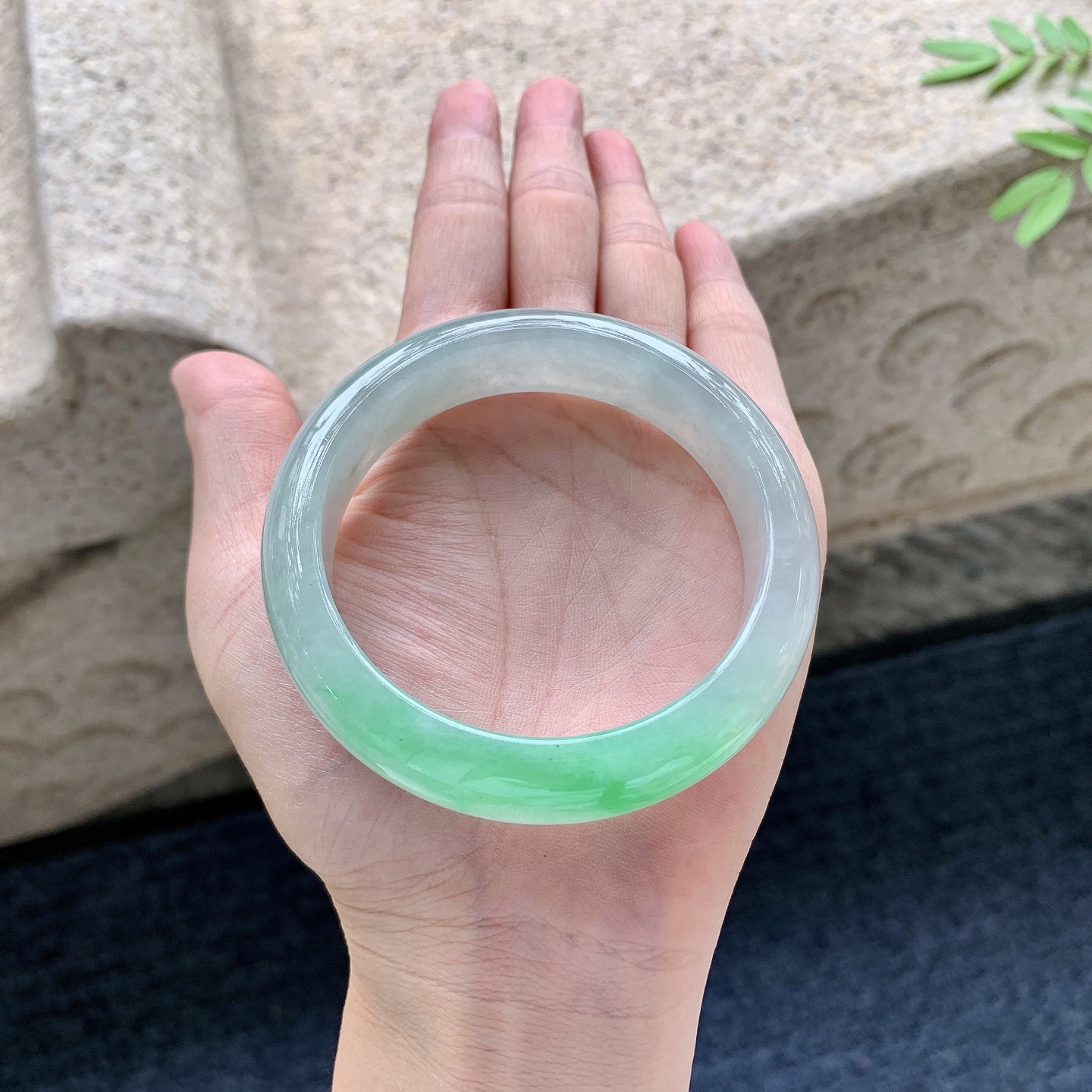 正圈55 56，圈口56.2/14.3/8.3，编码AD081805，糯冰飘绿，水润，种老，细腻，打