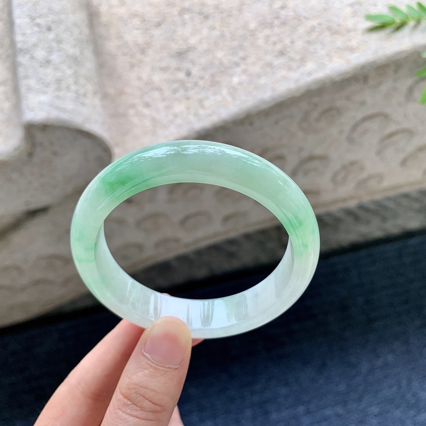 正圈55 56，圈口56/12.8/7.8，编码HJ081817，糯冰飘绿，水润，种老，细腻，打灯有絮线