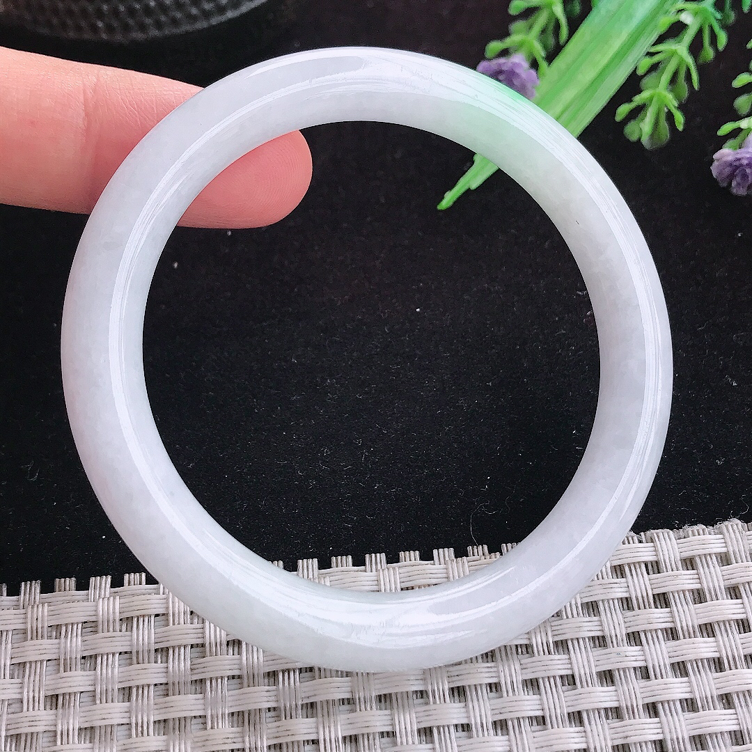 实拍A货翡翠54/8.2/8.5老坑秀气飘绿圆条手镯天然玉镯平安镯女款