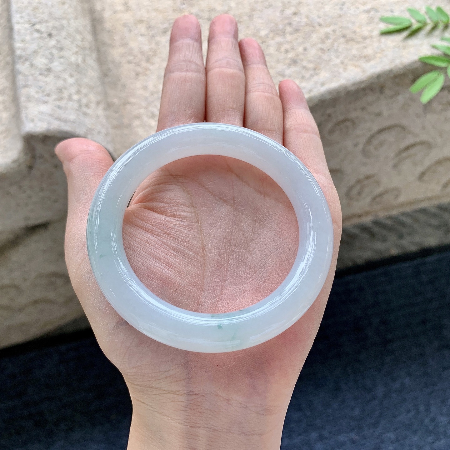 圆条54 55，圈口54.3/10.4/10.2，编码AD081807，细糯飘花，水润，种老，细腻，无裂。