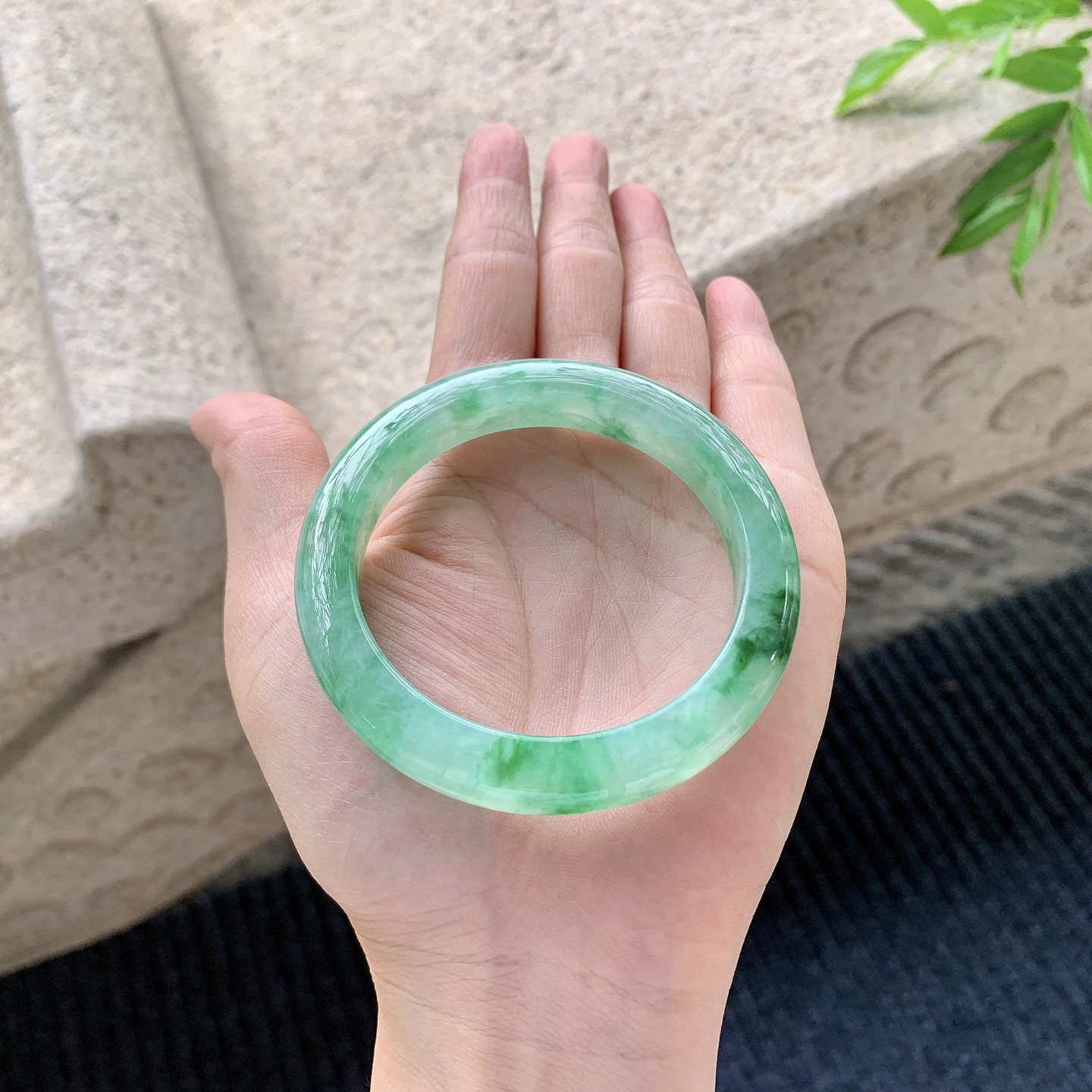 正圈51 52，圈口52.7/10/8.6，编码A1080663，描述糯冰飘绿，水润，种老，细腻，有晶体