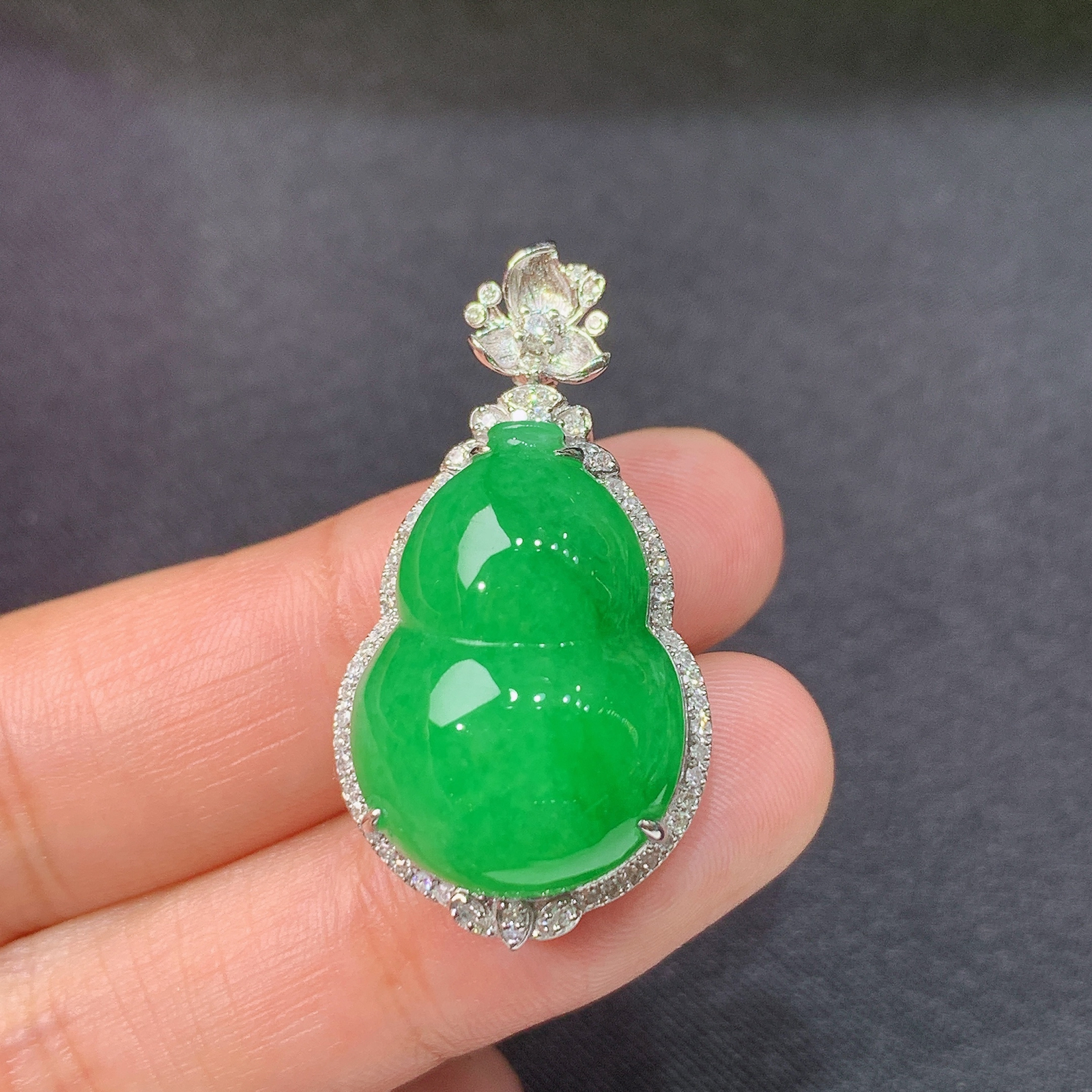 阳绿葫芦吊坠，18k金镶嵌，冰润色阳，玉质细腻，种水足，Di 尺寸33.7*18*12.4