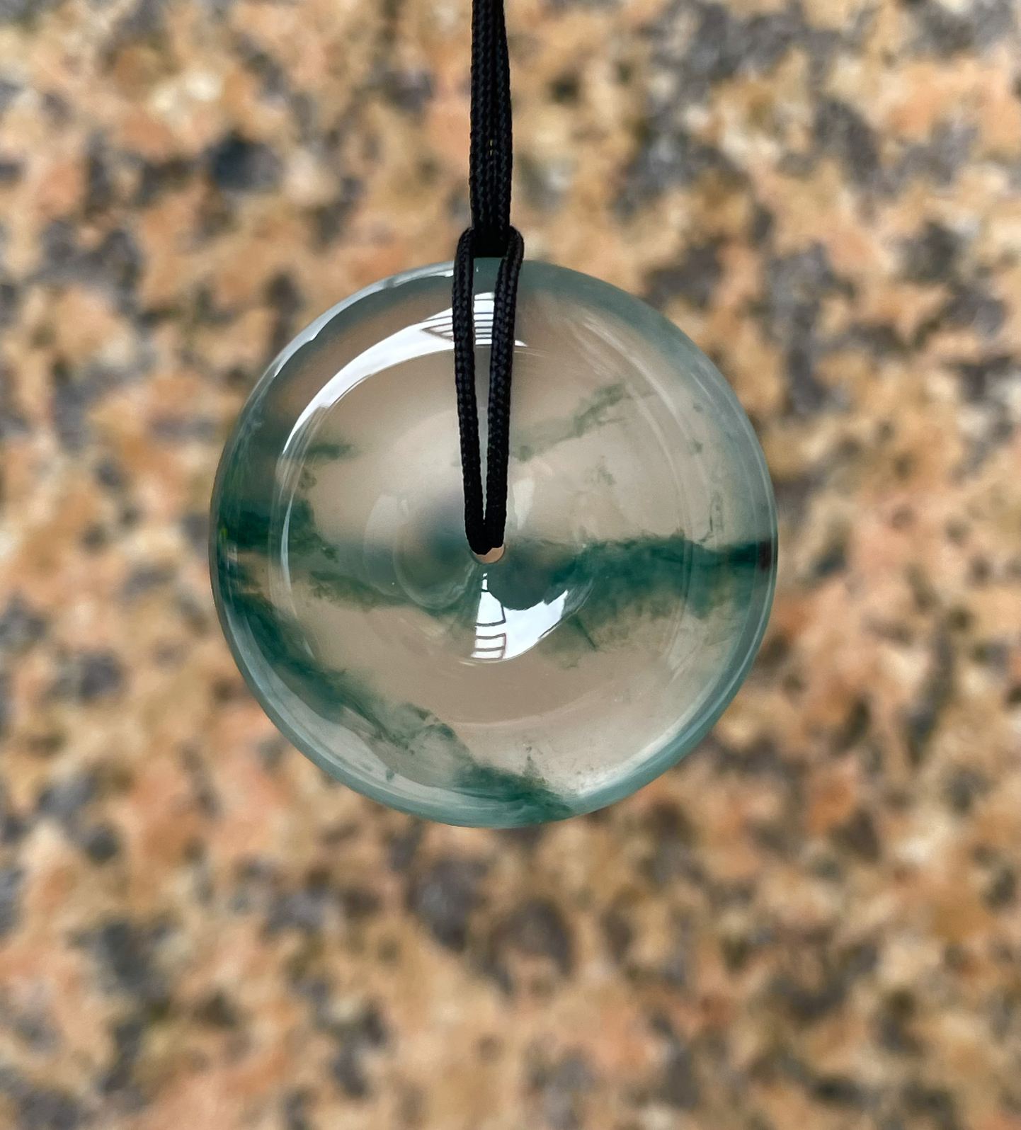 【玻璃种飘花平安扣】质地非常细腻，冰润十足，种老冰透，花色灵动，收藏品质