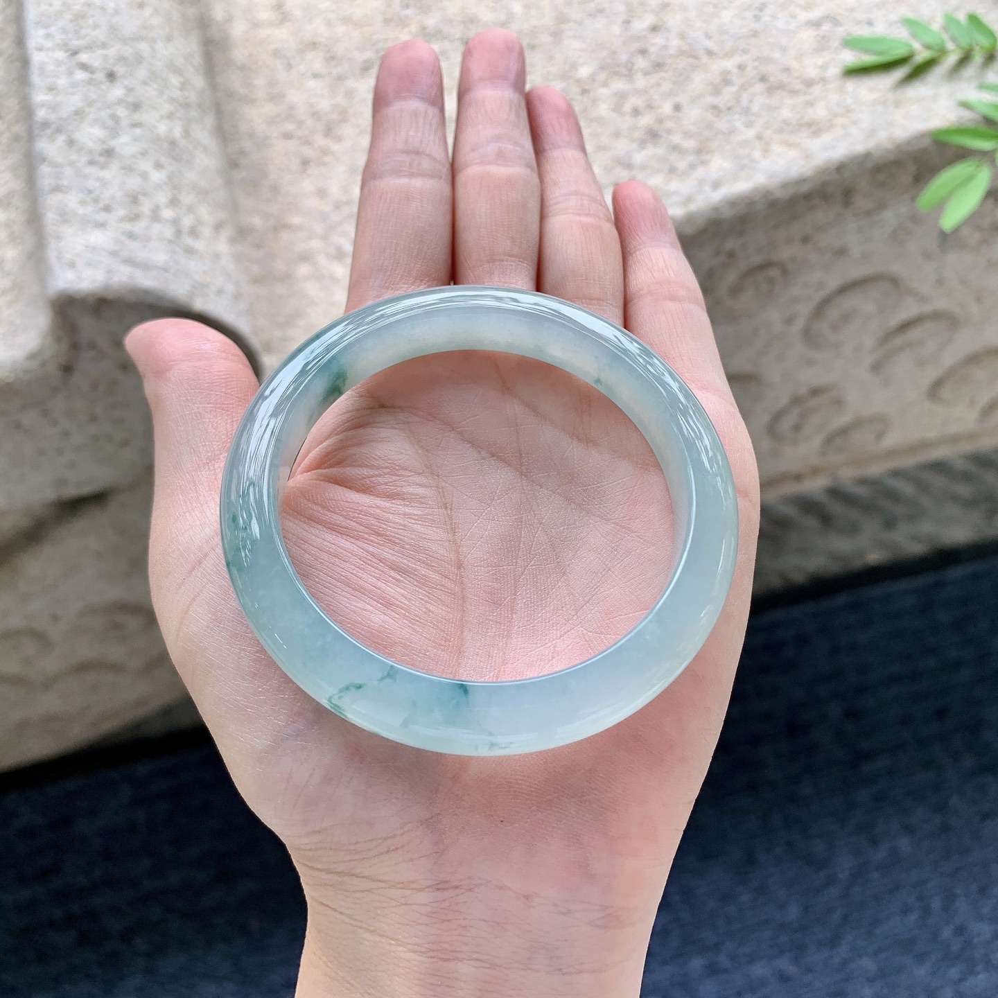 正圈55 56，圈口55.8/10.1/8，编码HJ081821，糯冰飘花，水润，种老，细腻，无裂。