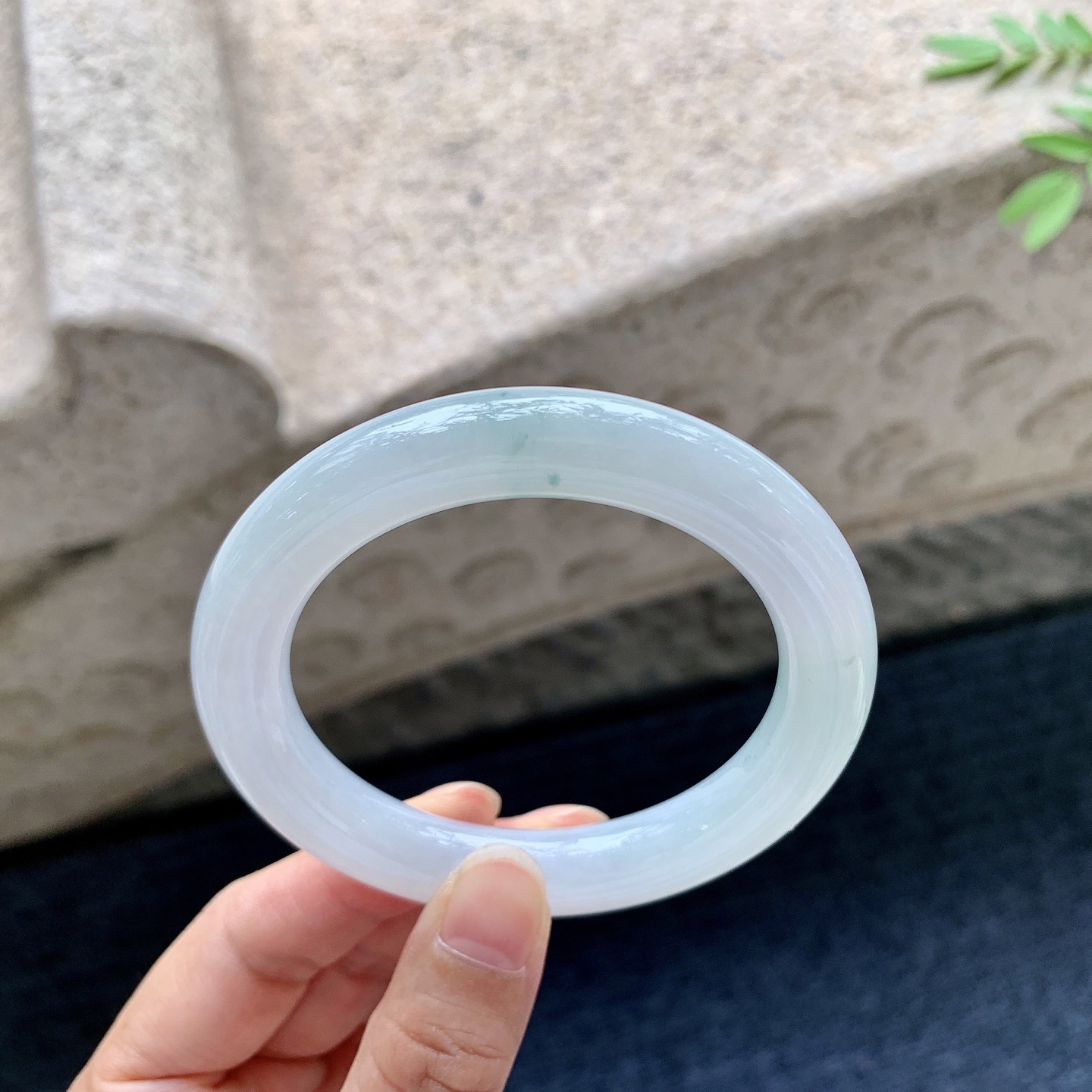 圆条54 55，圈口54.3/10.4/10.2，编码AD081807，细糯飘花，水润，种老，细腻，无裂。