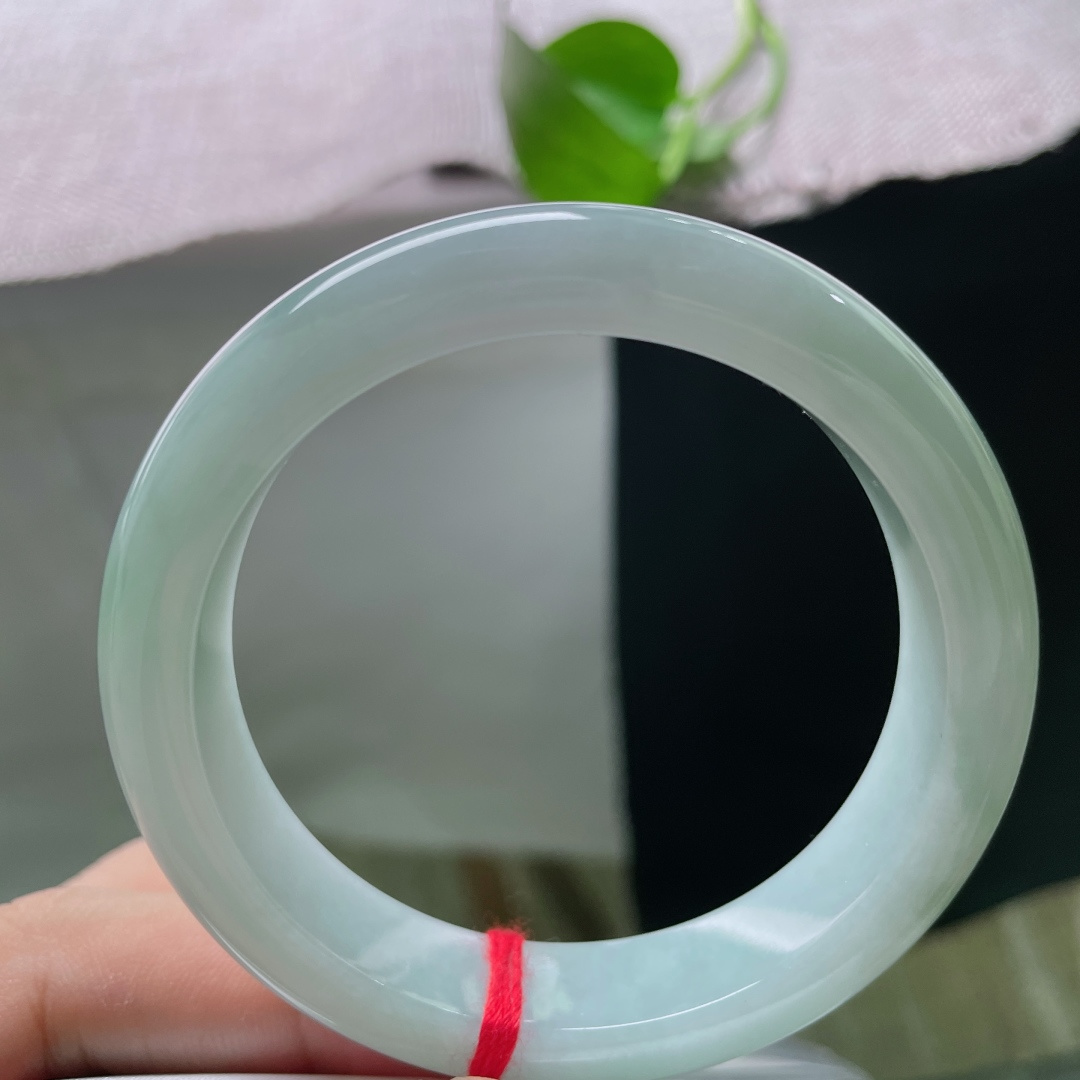 56.7/12.2/8.2，绿底正圈，无裂，玉质细腻通透，浅绿底色清新柔和。ss54961a。