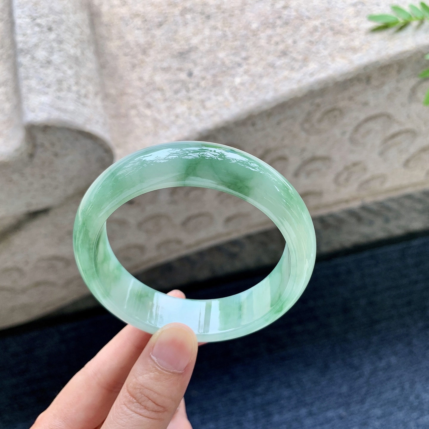 正圈58 59，圈口58.5/16.7/8，编码WW081822，糯冰飘绿，宽版，水润，种老，细腻，打灯有絮线