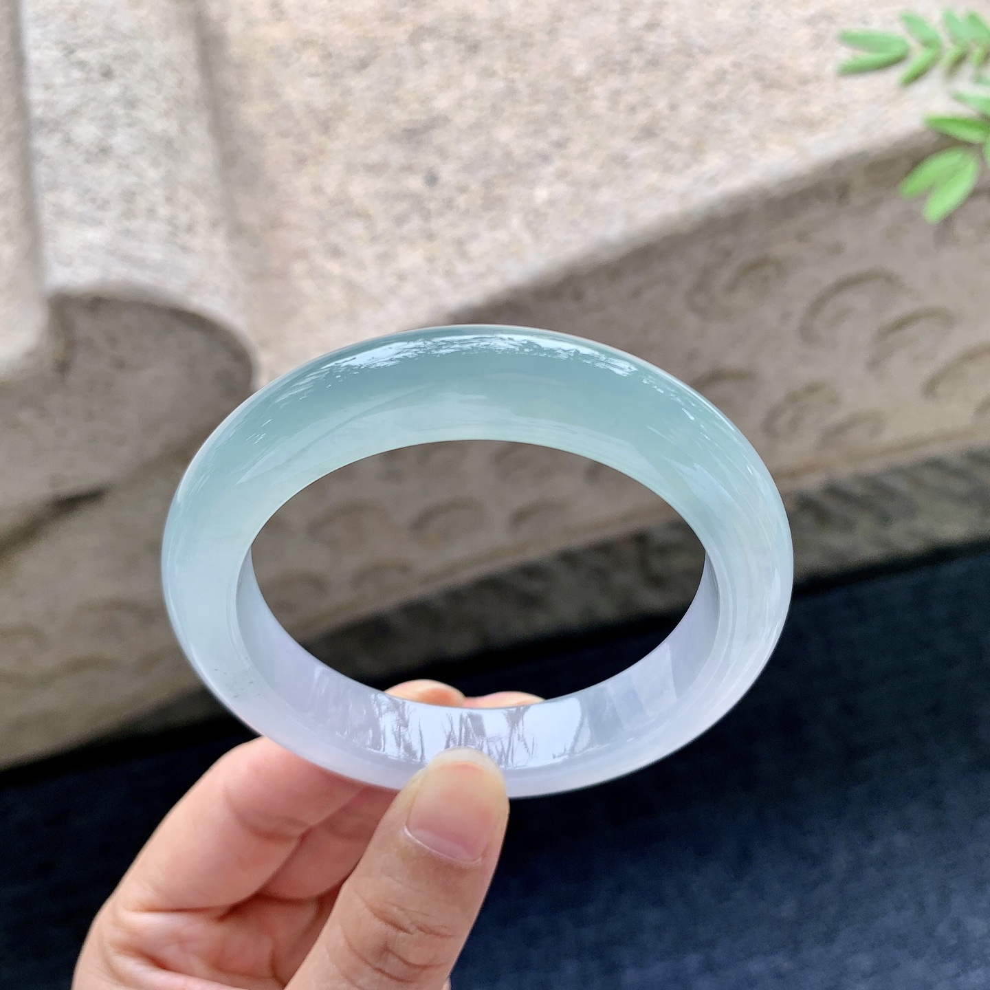正圈55 56，圈口56.2/12/9.2，编码DZ081810，描述：糯冰晴蓝，水润，种老，细腻，打灯有纹线