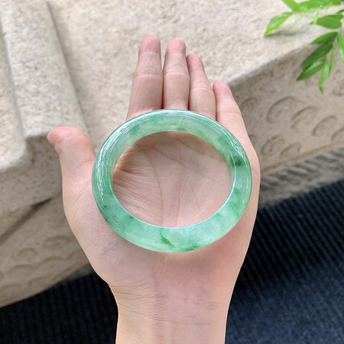 正圈51 52，圈口52.7/10/8.6，编码A1080663，描述糯冰飘绿，水润，种老，细腻，有晶体