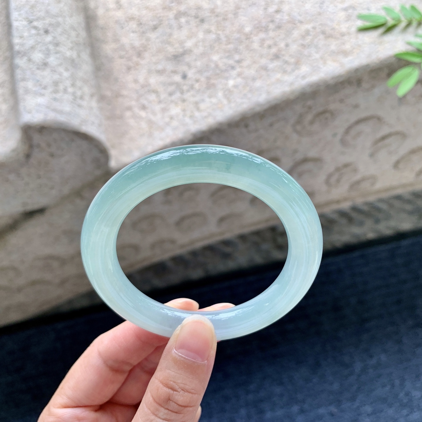 圆条51 52，圈口52.3/9.6/10，编码HJ081816，冰晴绿，清透，水润，种老，细腻，无裂。