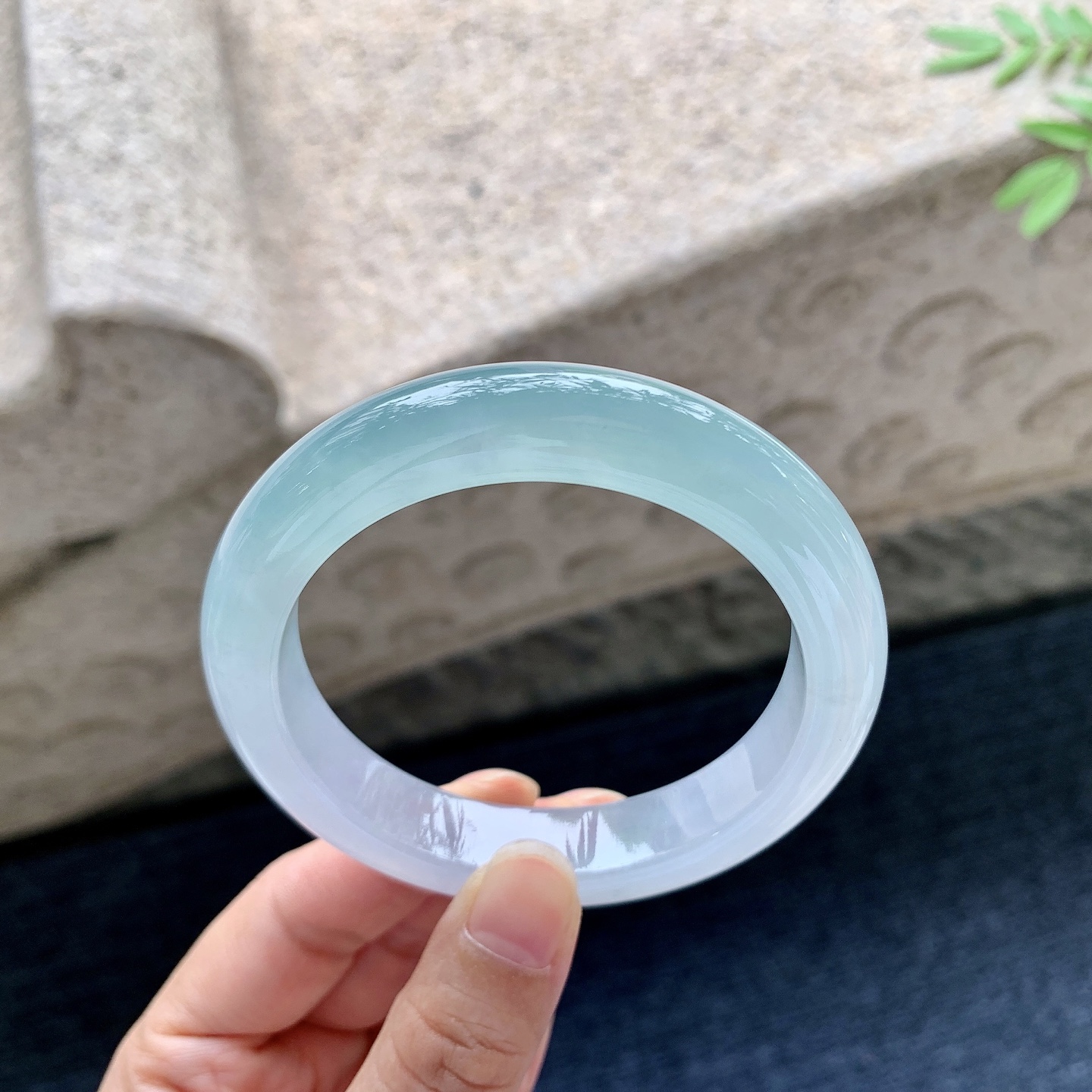 正圈55 56，圈口56.2/12/9.2，编码DZ081810，描述：糯冰晴蓝，水润，种老，细腻，打灯有纹线