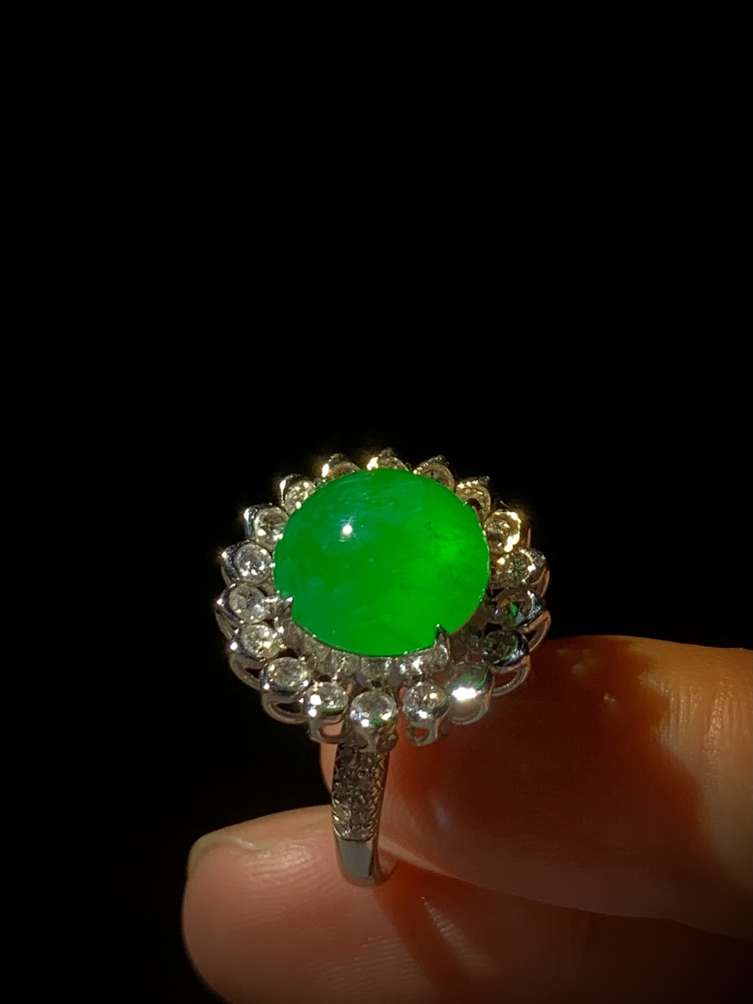 高质量阳绿翡翠绿蛋面戒指，裸石12-12-6mm，13.5#，6.78g，18K金，南非钻