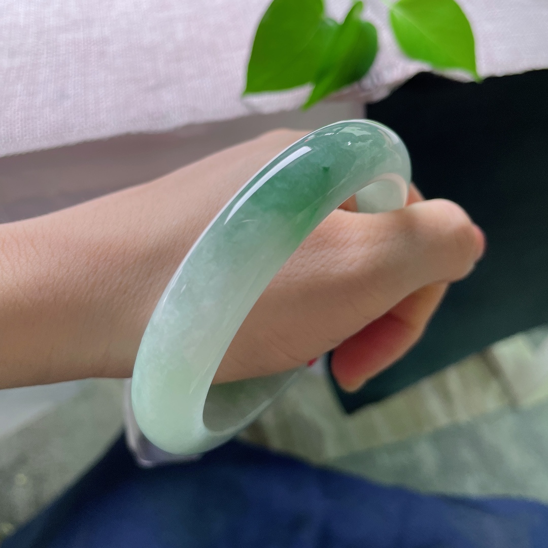 61.5/13.1/9.3，油青正圈，无裂，细腻水润，一段油绿飘花沉静地晕染于镯身，清冷素雅，自带烟雨山间的清冷氛围感，佩戴端庄沉稳。ss56755a