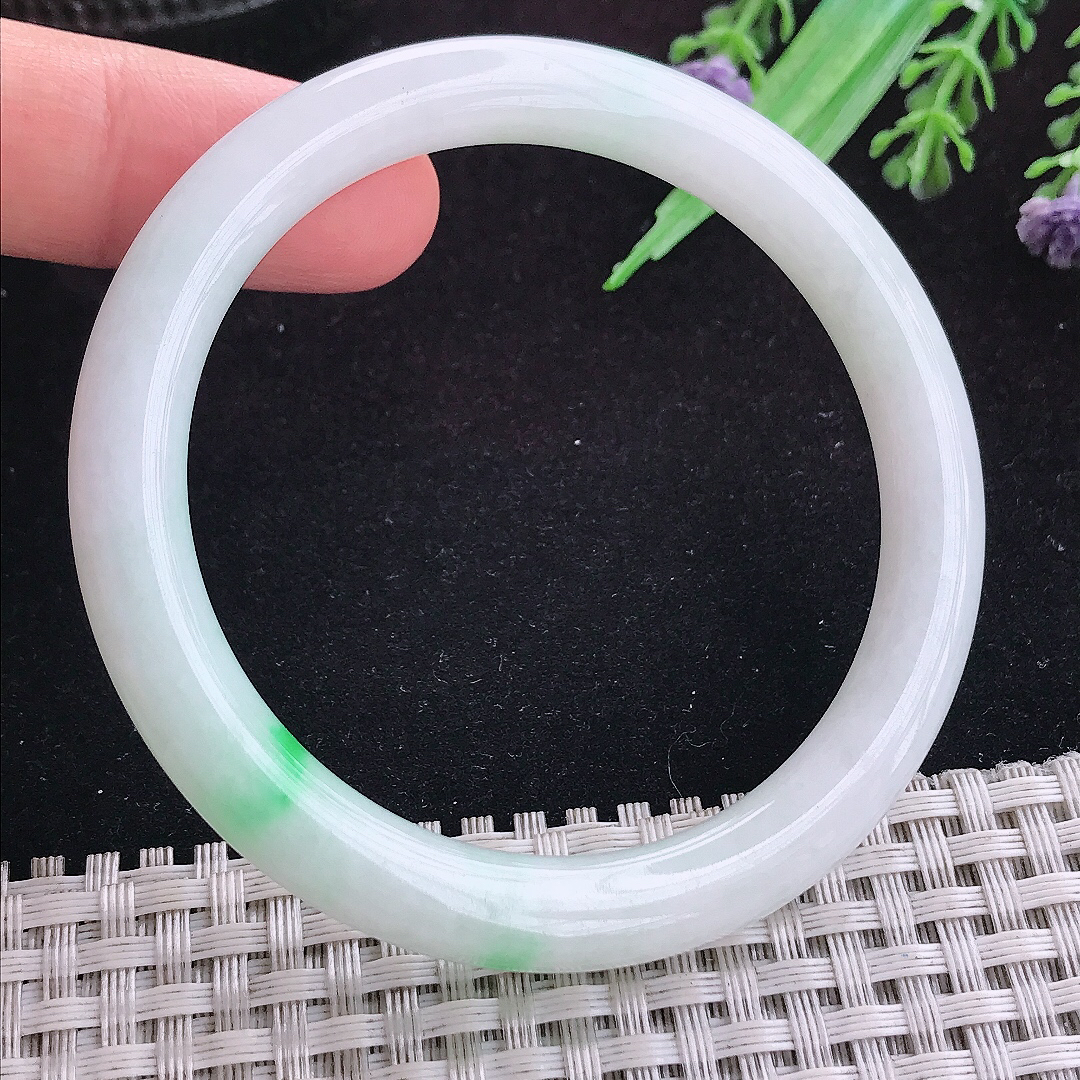实拍A货翡翠54.5/7.7/8.2老坑冰润飘绿圆条手镯天然玉镯叮当镯女款