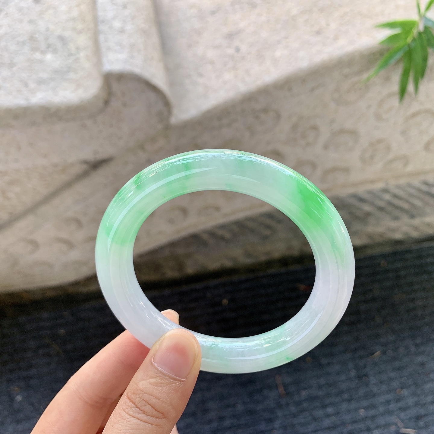 圆条56 57，圈口56.8/11.2/11.2，编码BA071514，糯冰飘阳绿，水润，种老，细腻，打灯有纹线