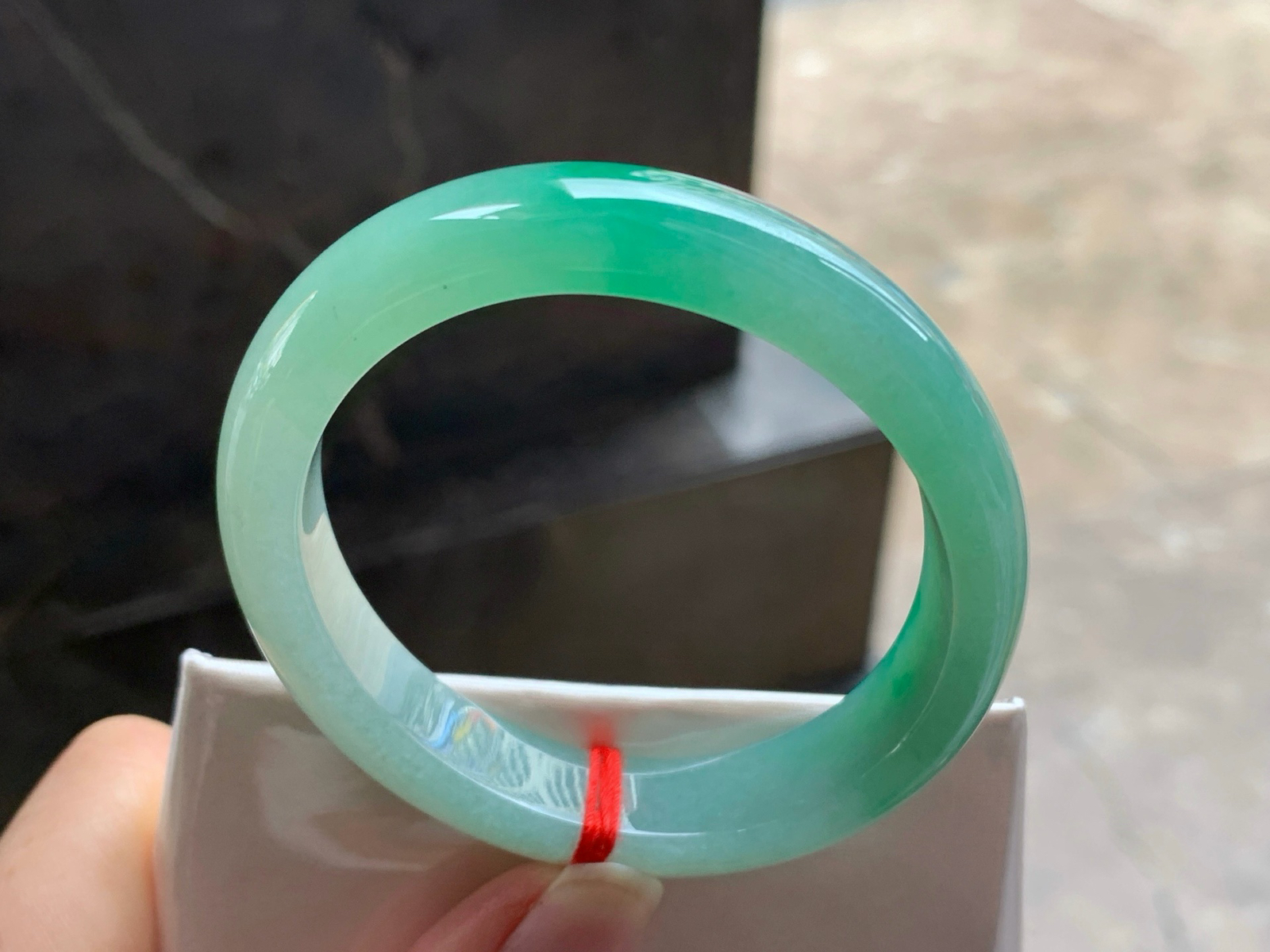 53.2-12-7.2
晴绿贵妃手镯^_^色阳 正圈51可以带