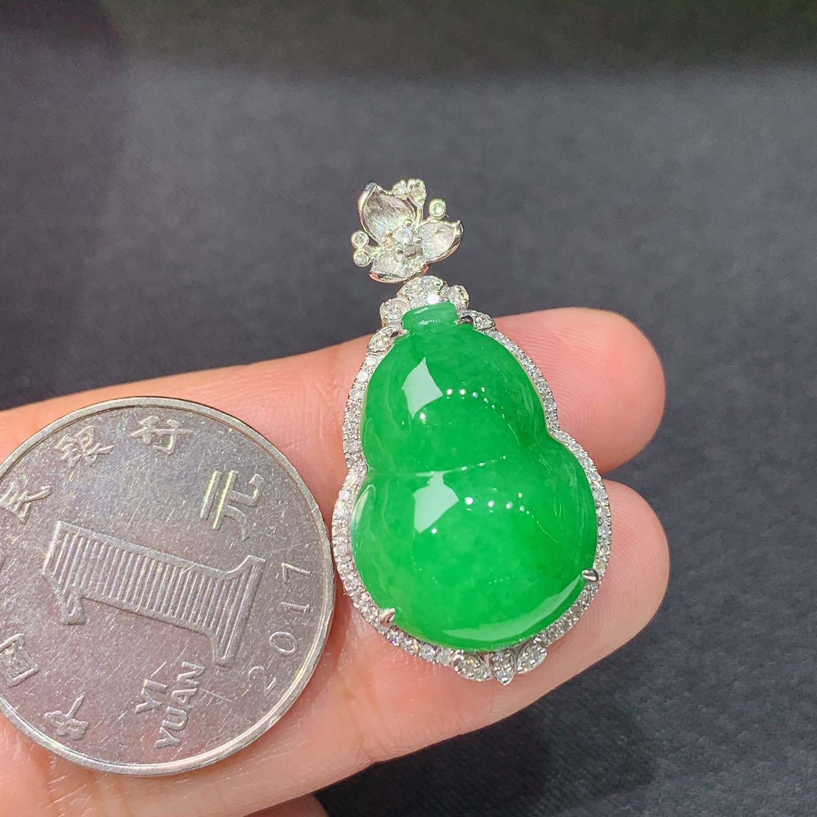 阳绿葫芦吊坠，18k金镶嵌，冰润色阳，玉质细腻，种水足，Di 尺寸33.7*18*12.4