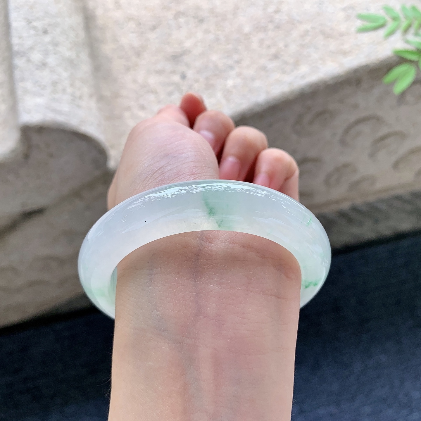 正圈54 55，圈口55.3/12.6/9.8，编码NK081702，描述冰飘绿，清透，水润，种老，细腻，打灯有絮线