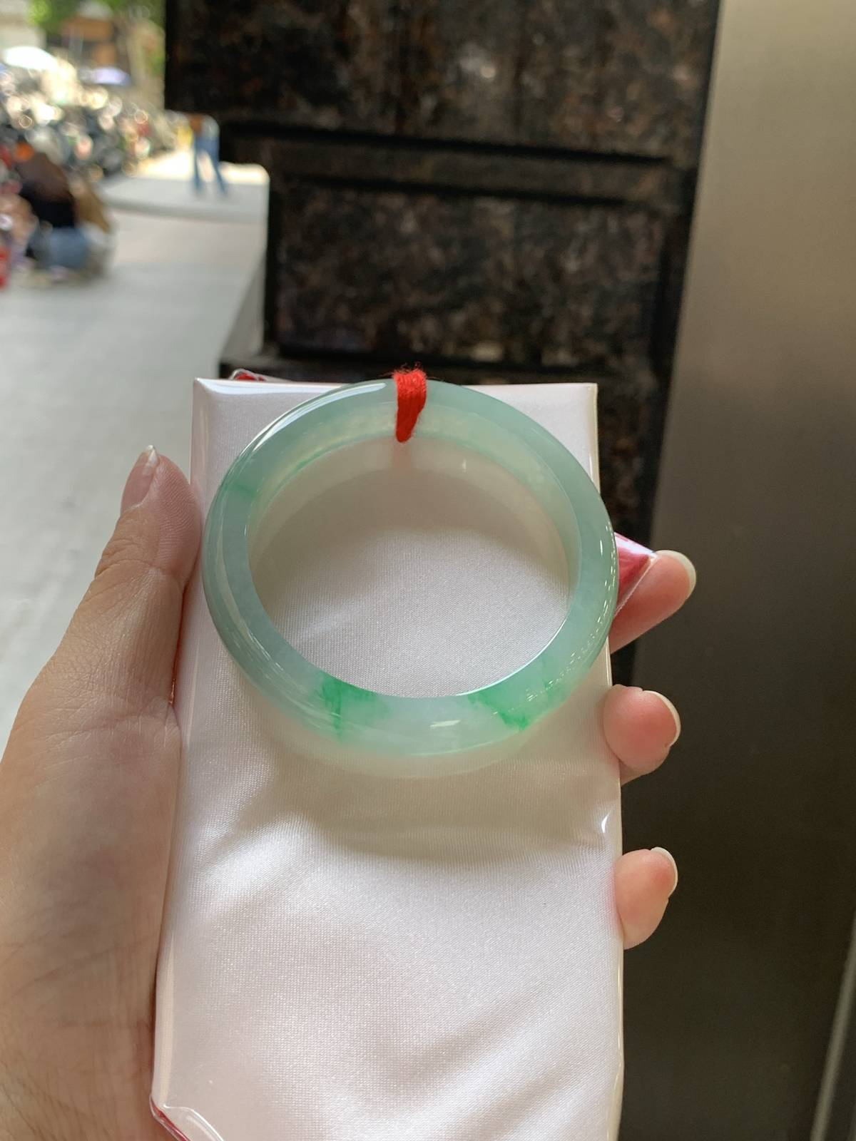 飘阳绿正圈55.8-11.5-7.7鲜艳得像新冒头的嫩芽，灵动清新，即柔和又充满生机。