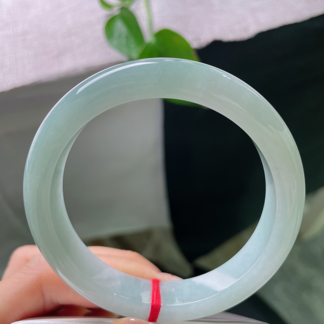 57.3/12.4/8.8，绿底正圈，无裂，风格简约恬静，没有多余修饰，经典耐看不容易过时。ss57524a
