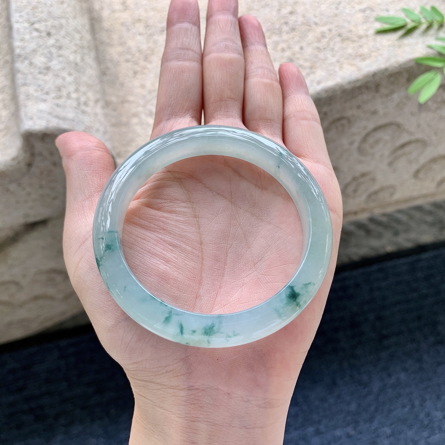 正圈55 56，圈口55.8/10.1/8，编码HJ081821，糯冰飘花，水润，种老，细腻，无裂。