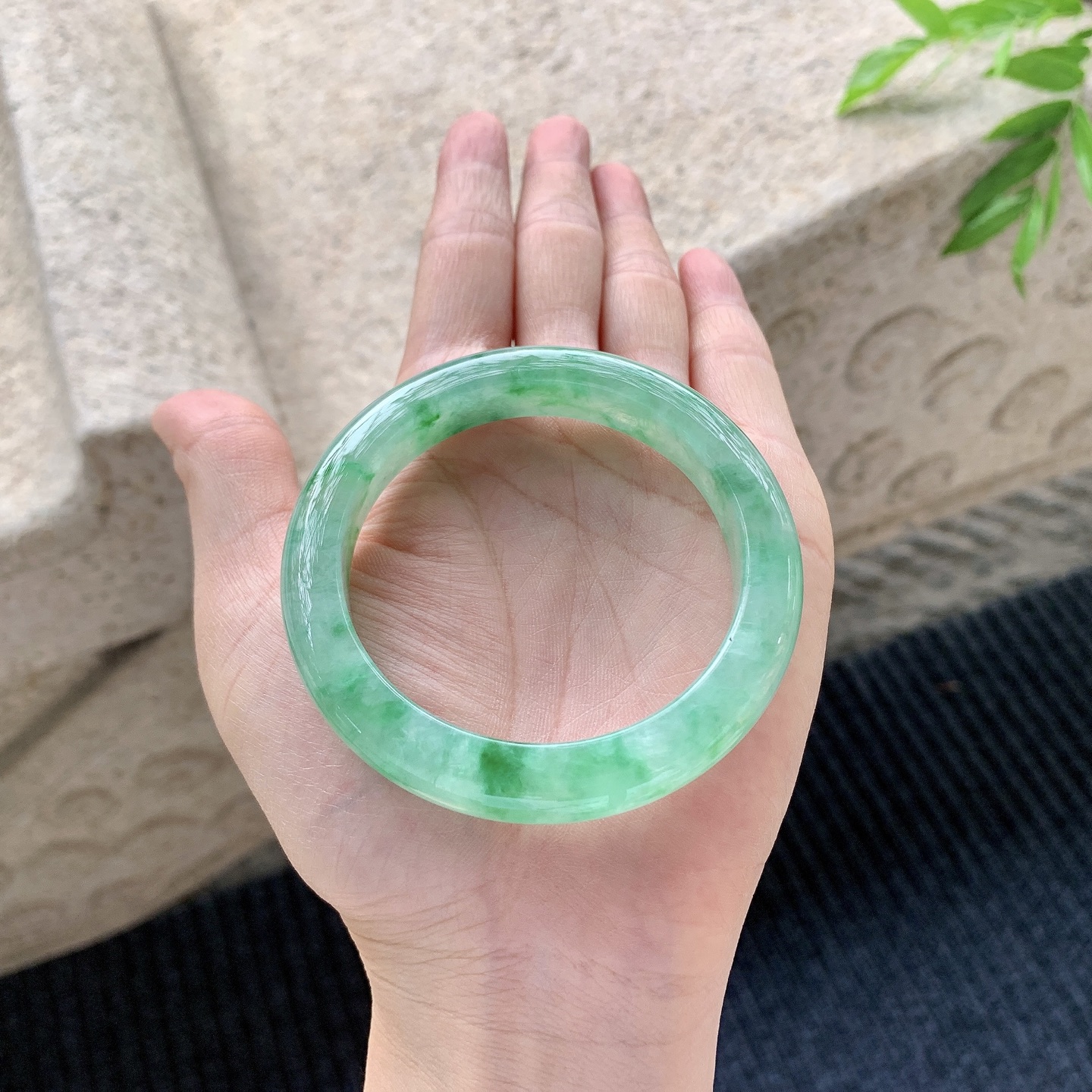 正圈51 52，圈口52.7/10/8.6，编码A1080663，描述糯冰飘绿，水润，种老，细腻，有