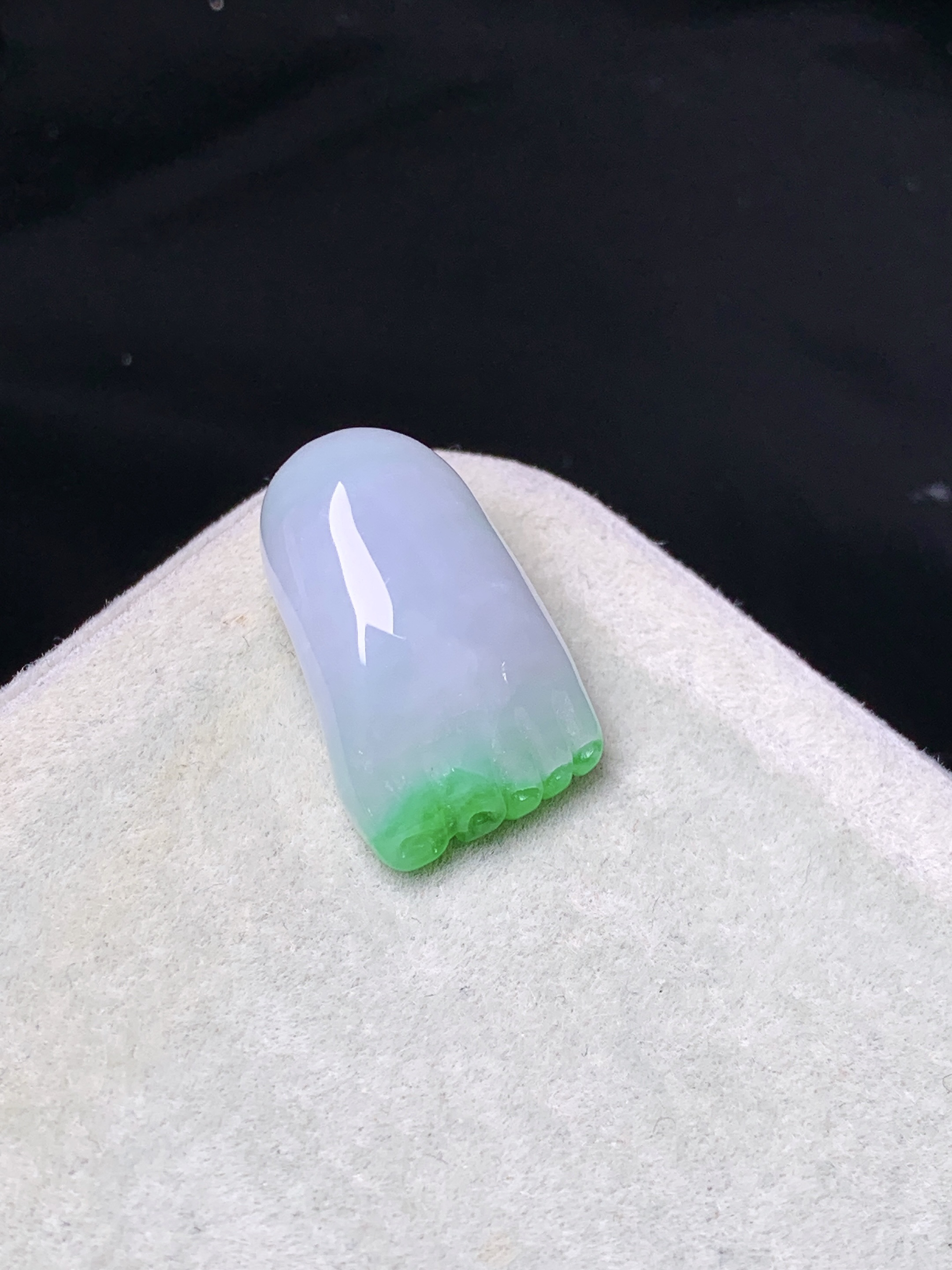 飘绿脚丫吊坠 玉质细腻 色泽艳丽清新 水润亮眼 整体尺寸18*11.8*6.3 y2