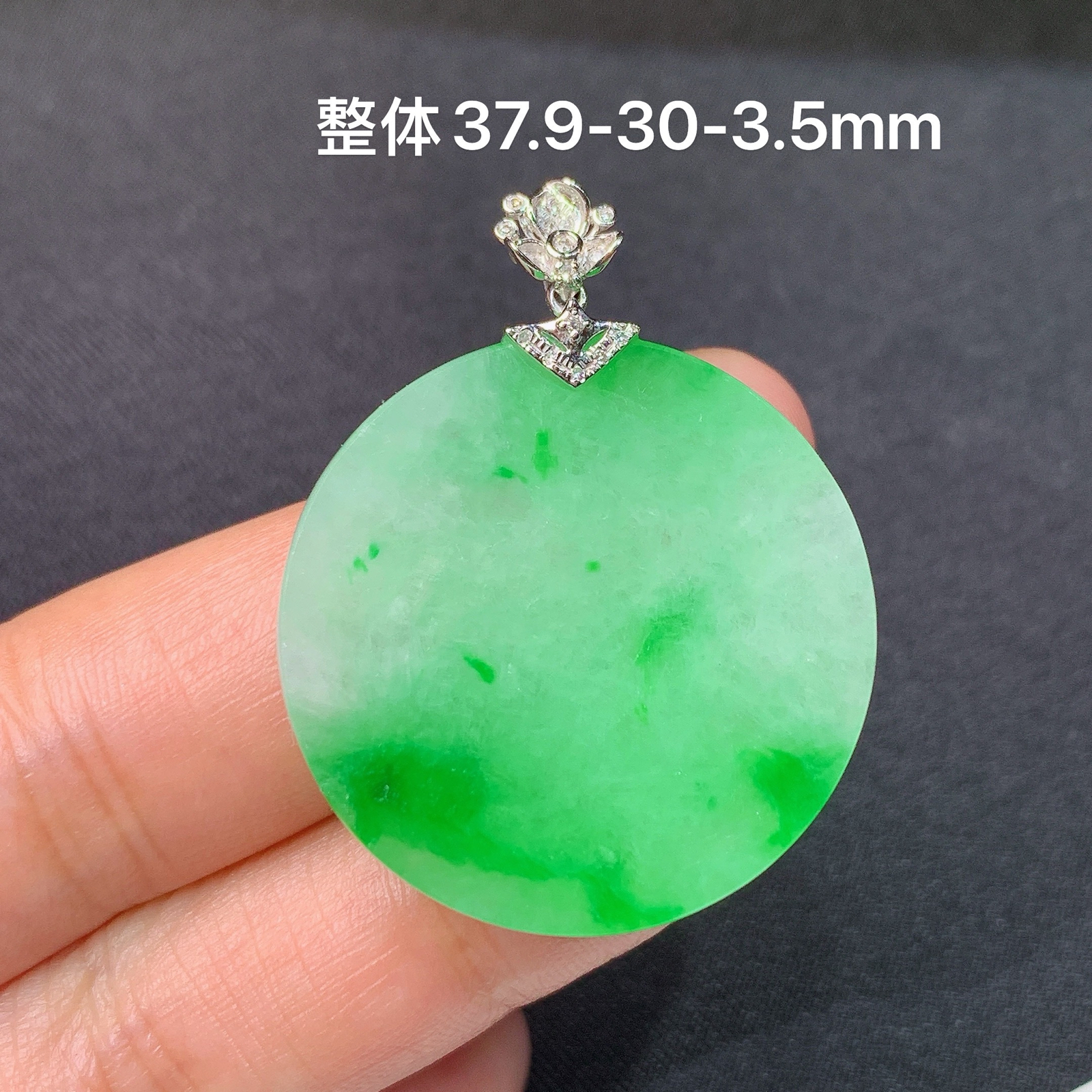 飘绿圆牌吊坠，18k金镶嵌，冰润细腻，种水足，Xyg 尺寸37.9*30*3.5