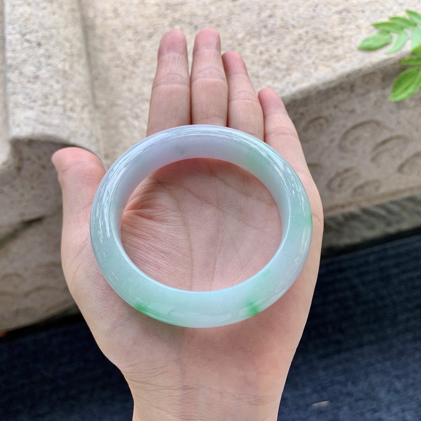 正圈52 53，圈口53.3/12.7/9，编码DJ081549，描述：春彩，飘绿，水润，种老，细腻，无裂。