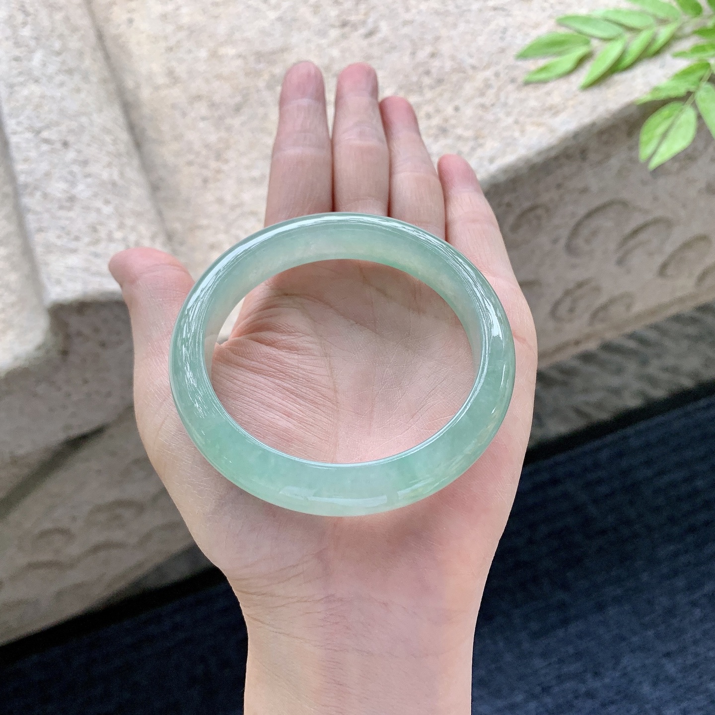 正圈56 57，圈口57.7/11.7/8.1，编码FL050689，糯冰绿底，水润，种老，细腻，打灯有絮线