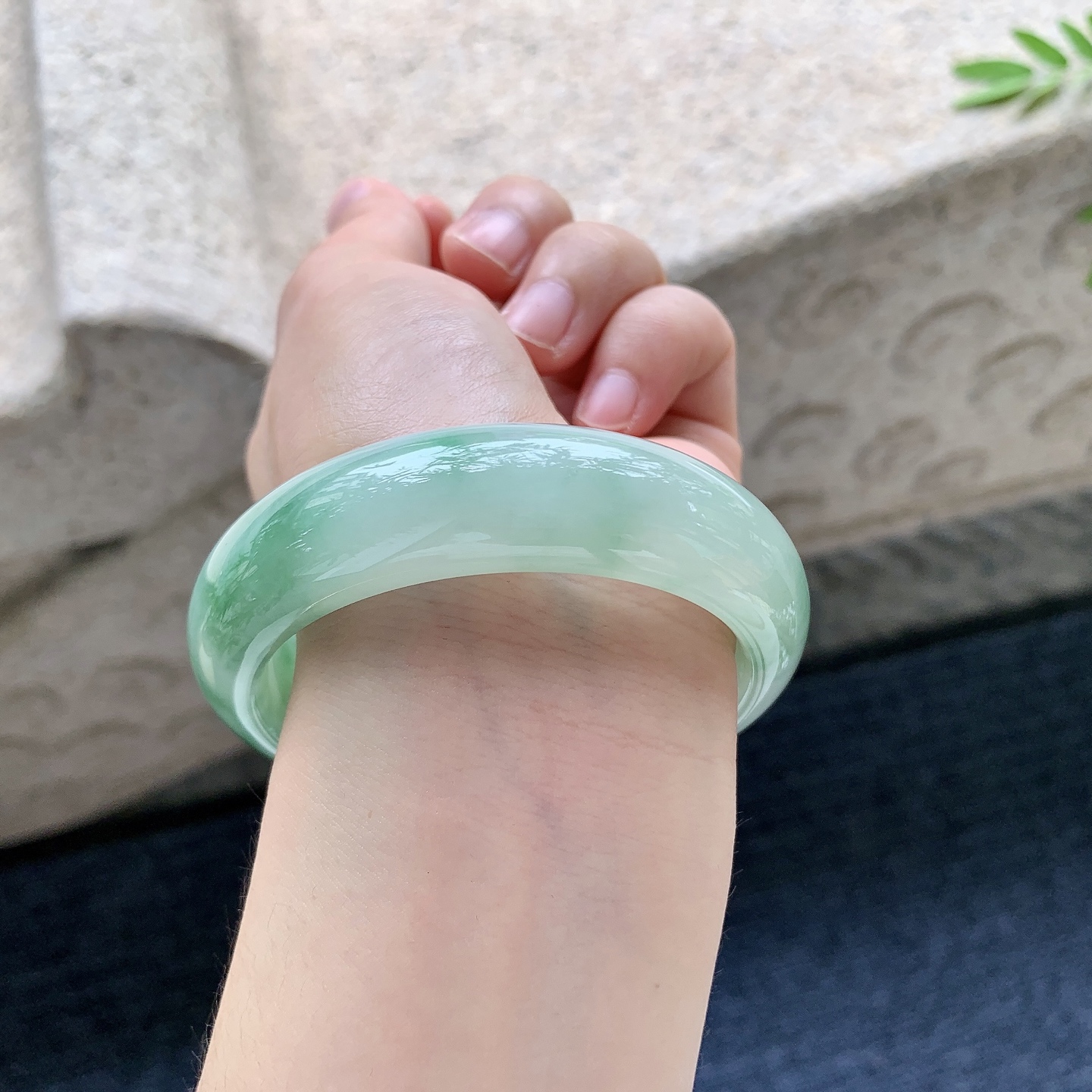 正圈55 56，圈口56.5/16.6/8.6，编码WW081823，糯冰飘绿，宽版，水润，种老，细腻，无裂。