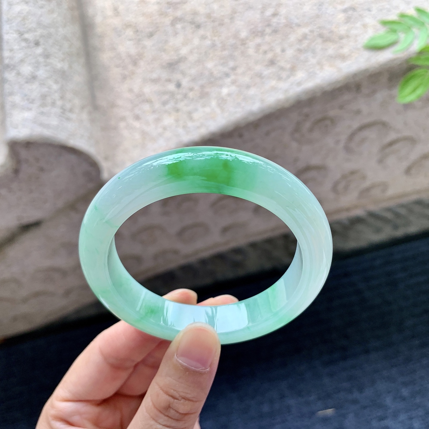 正圈52 53，圈口53.8/12.4/8.8，编码A3081504，描述冰糯飘辣绿，水润，种老，细腻，打灯有棉线