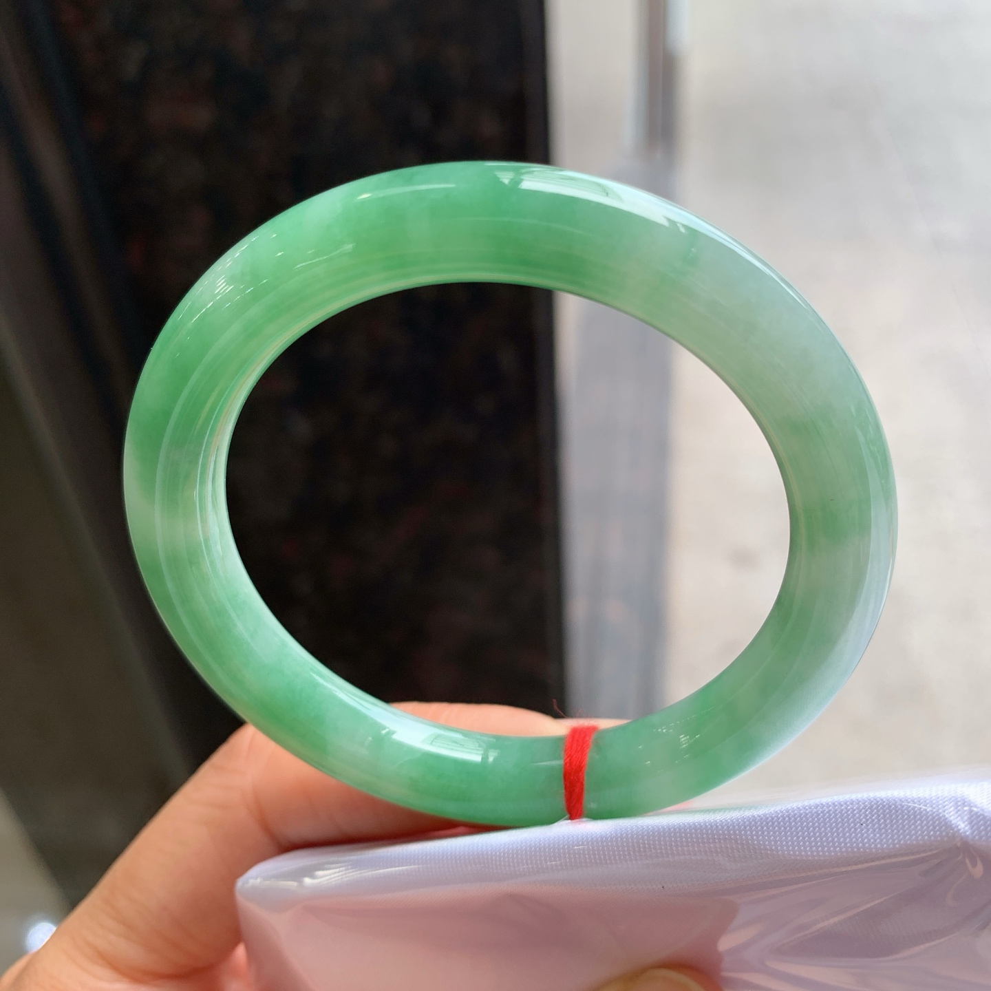 圆条飘绿 有纹 尺寸：53/9.2 细腻
