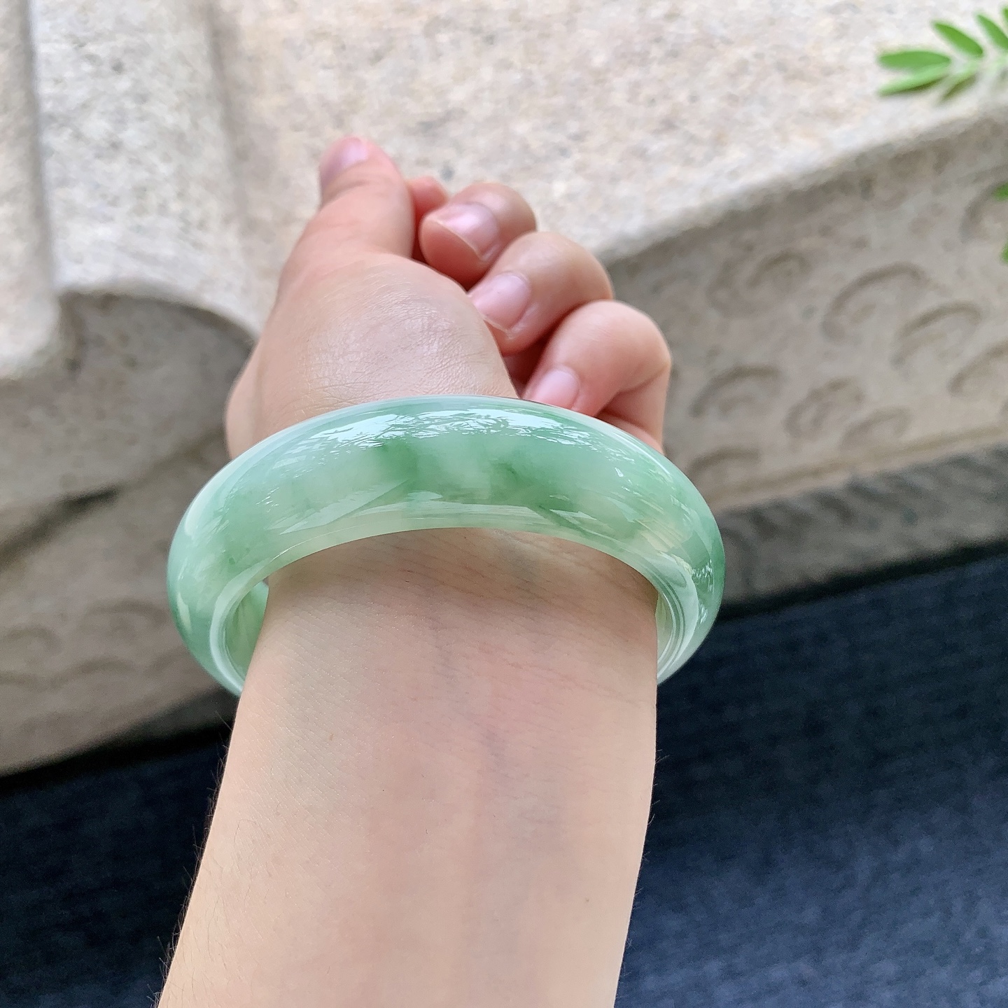 正圈55 56，圈口56.5/16.6/8.6，编码WW081823，糯冰飘绿，宽版，水润，种老，细腻，无裂。