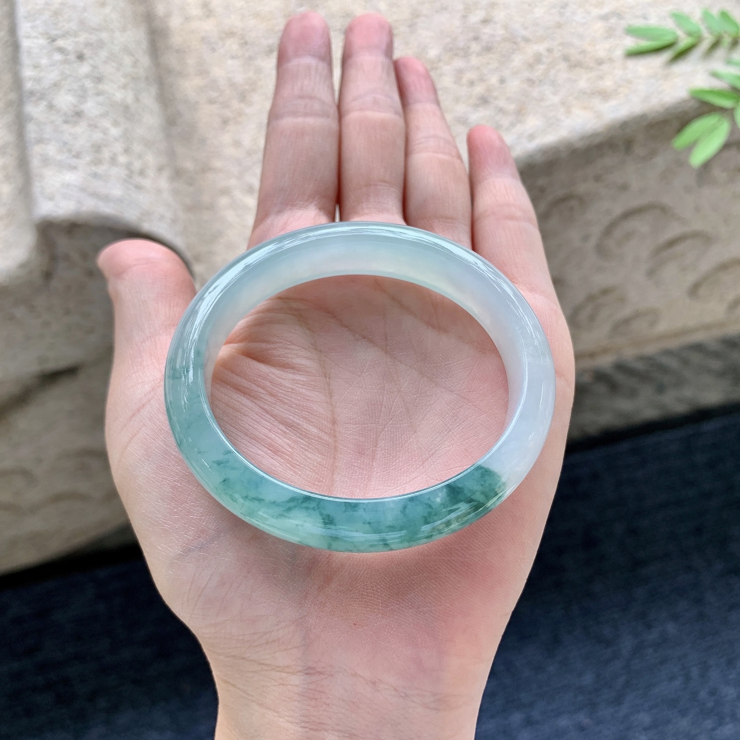 贵妃52 53，圈口54.5/48.4/12/7.3，编码WW081836，描述糯冰飘花，水润，种老，细腻，打灯有棉线
