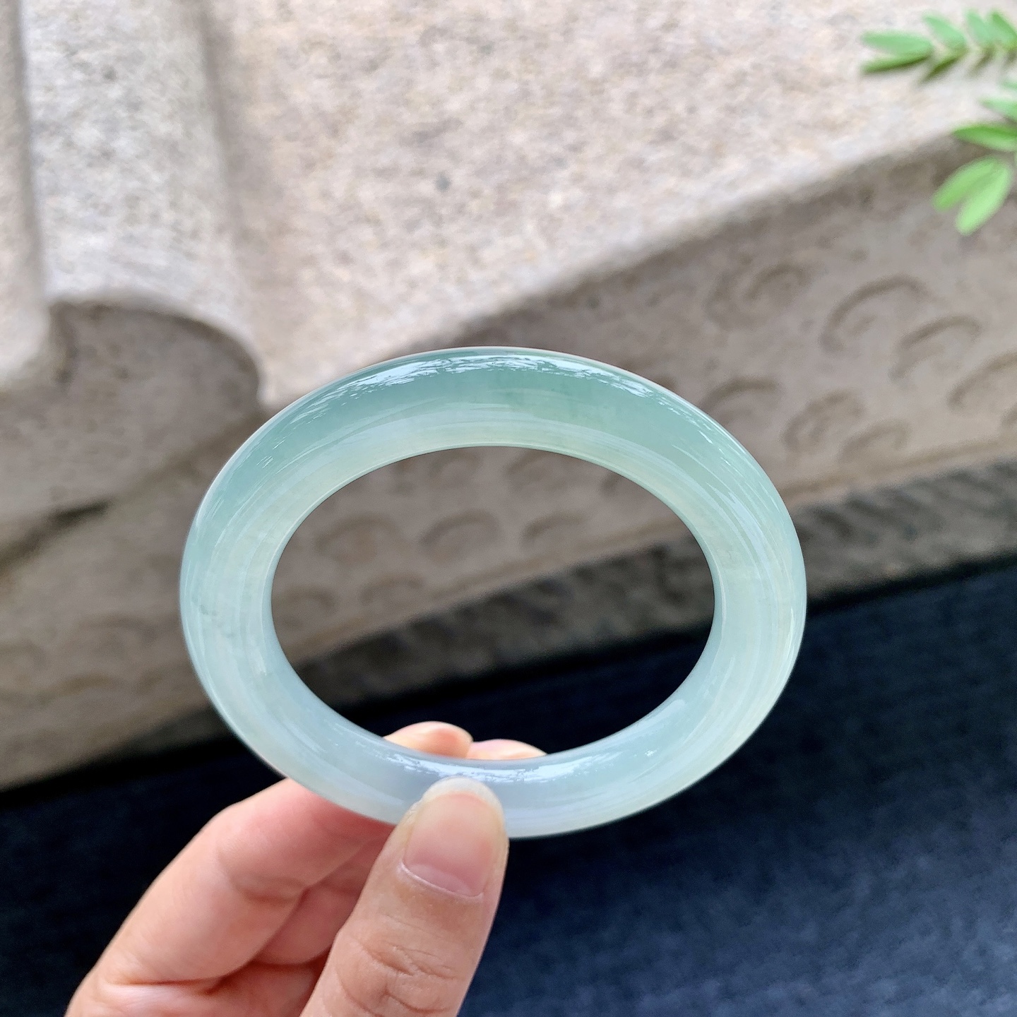 圆条51 52，圈口52.3/9.6/10，编码HJ081816，冰晴绿，清透，水润，种老，细腻，无裂。