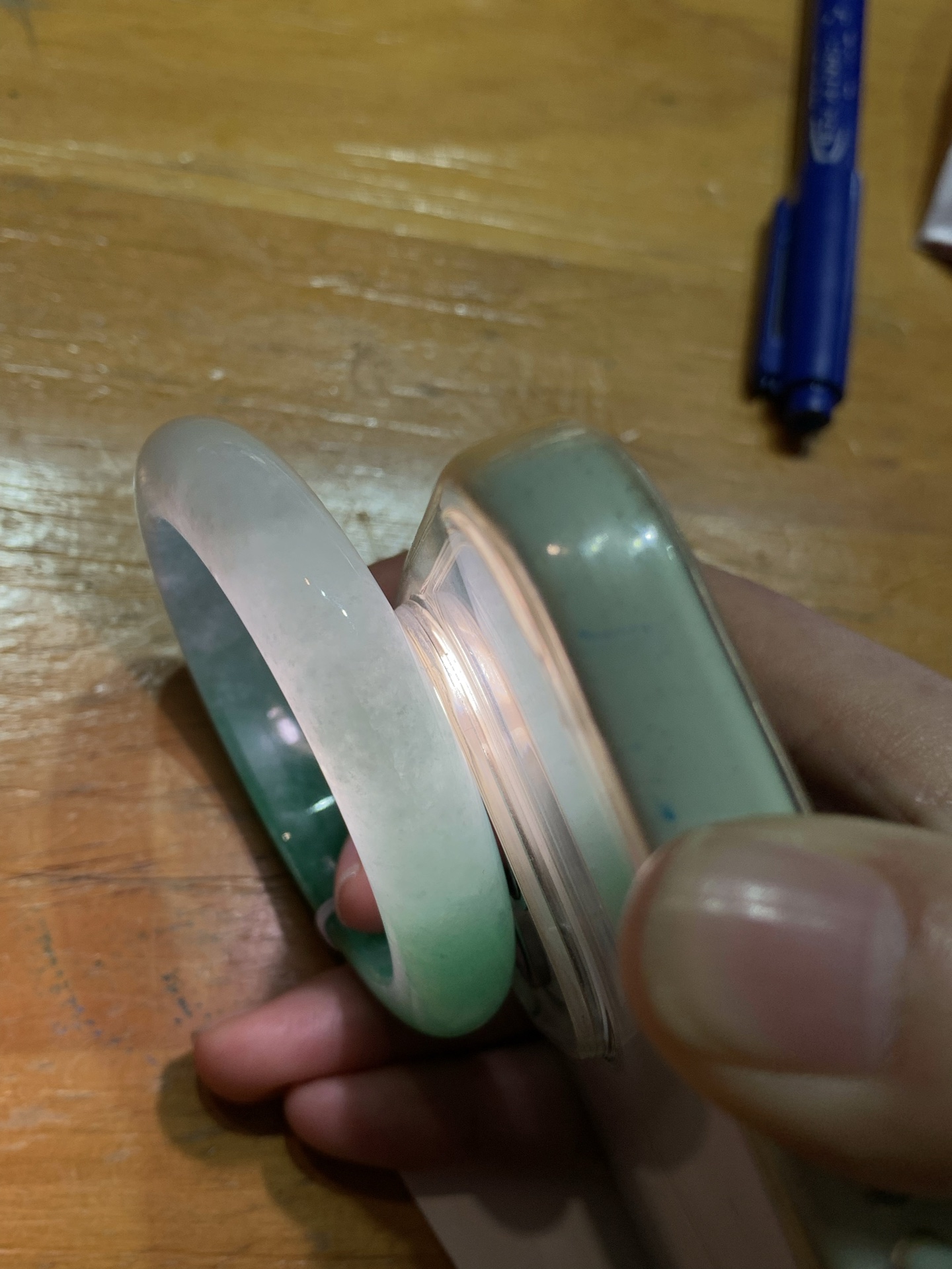 正圈51 52，圈口52.1/11.5/8.7，编码N2081704，描述辣阳绿，水润，种老，细腻，打灯有棉线